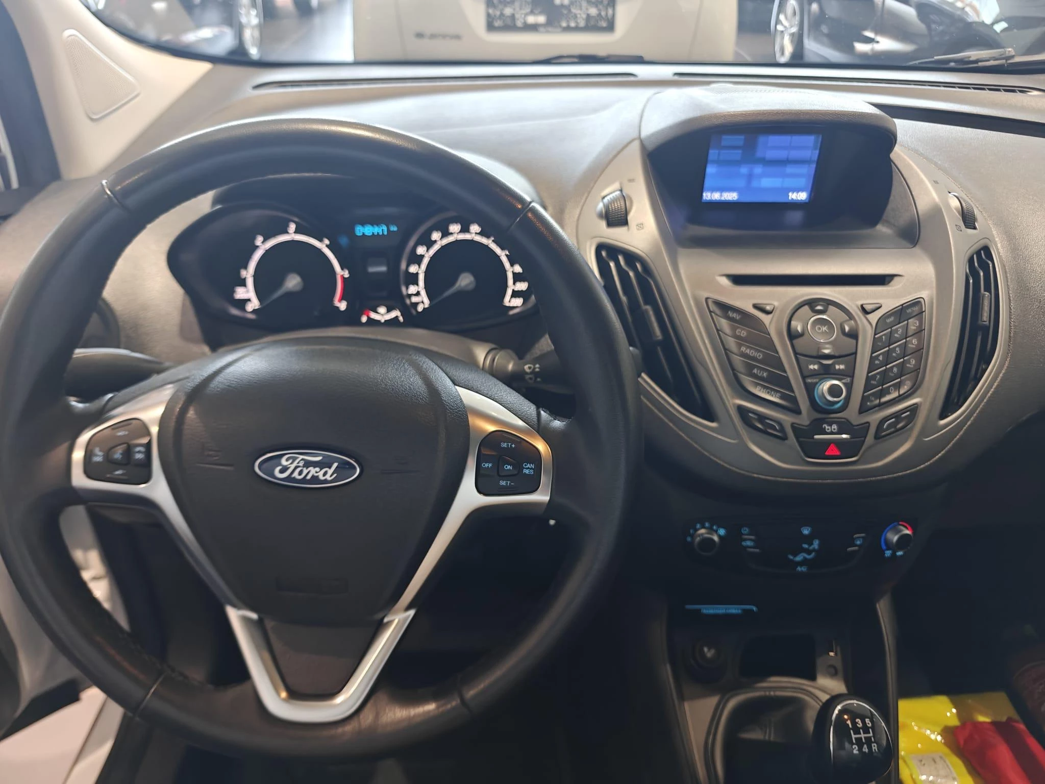 Ford-Transit Courier-image-12