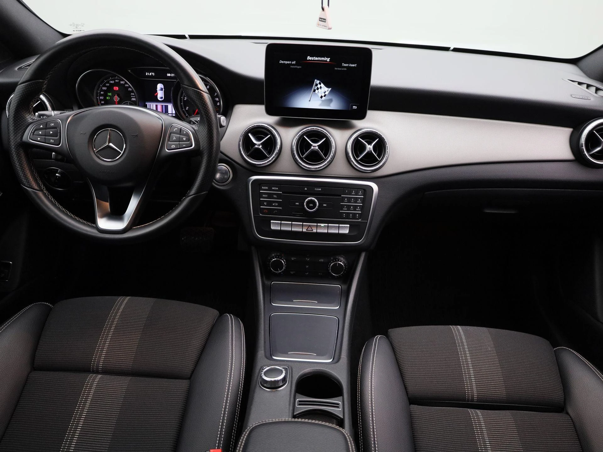 Mercedes-Benz-CLA-image-8