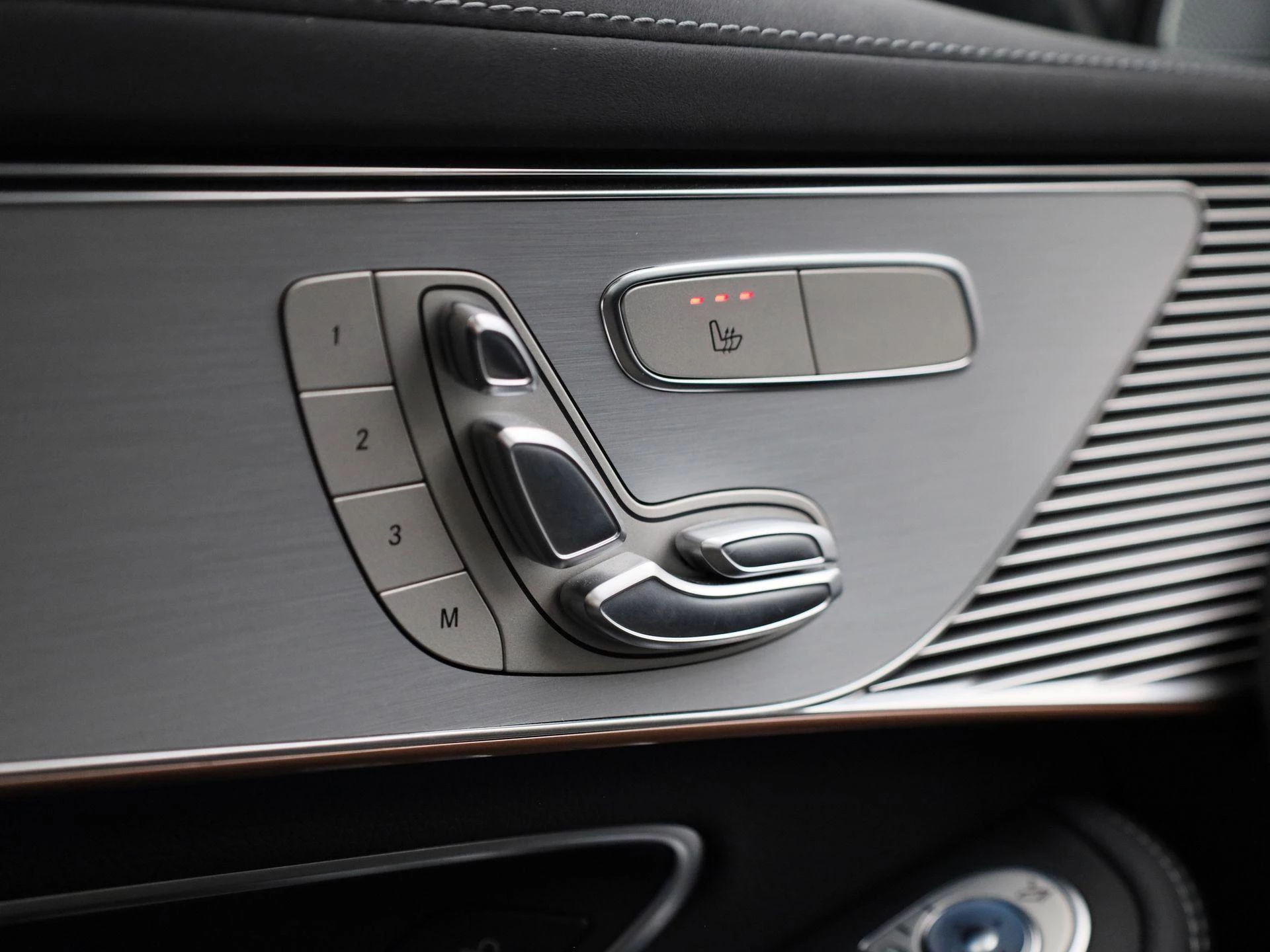 Mercedes-Benz-EQC-image-31