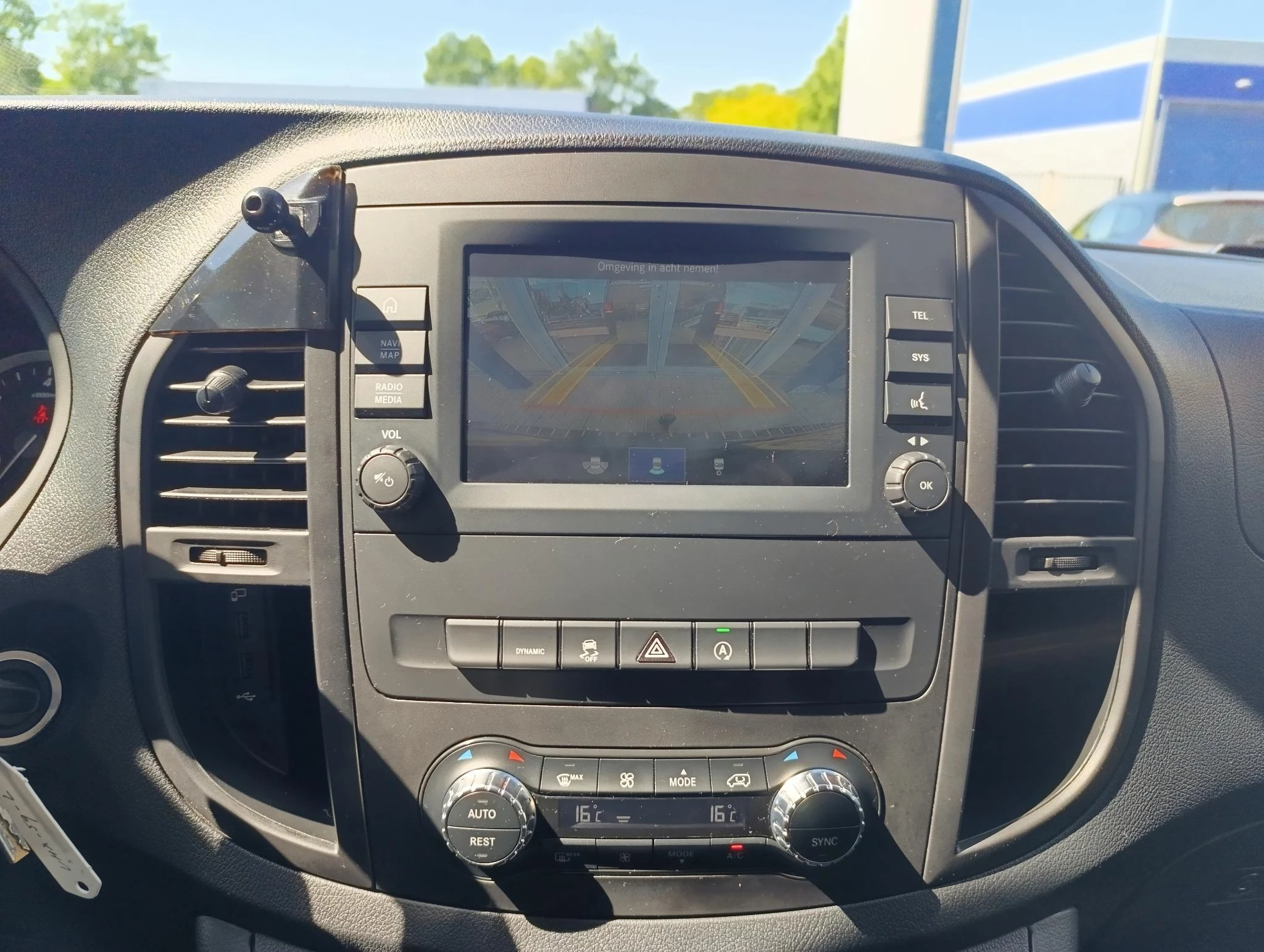 Mercedes-Benz-Vito-image-24