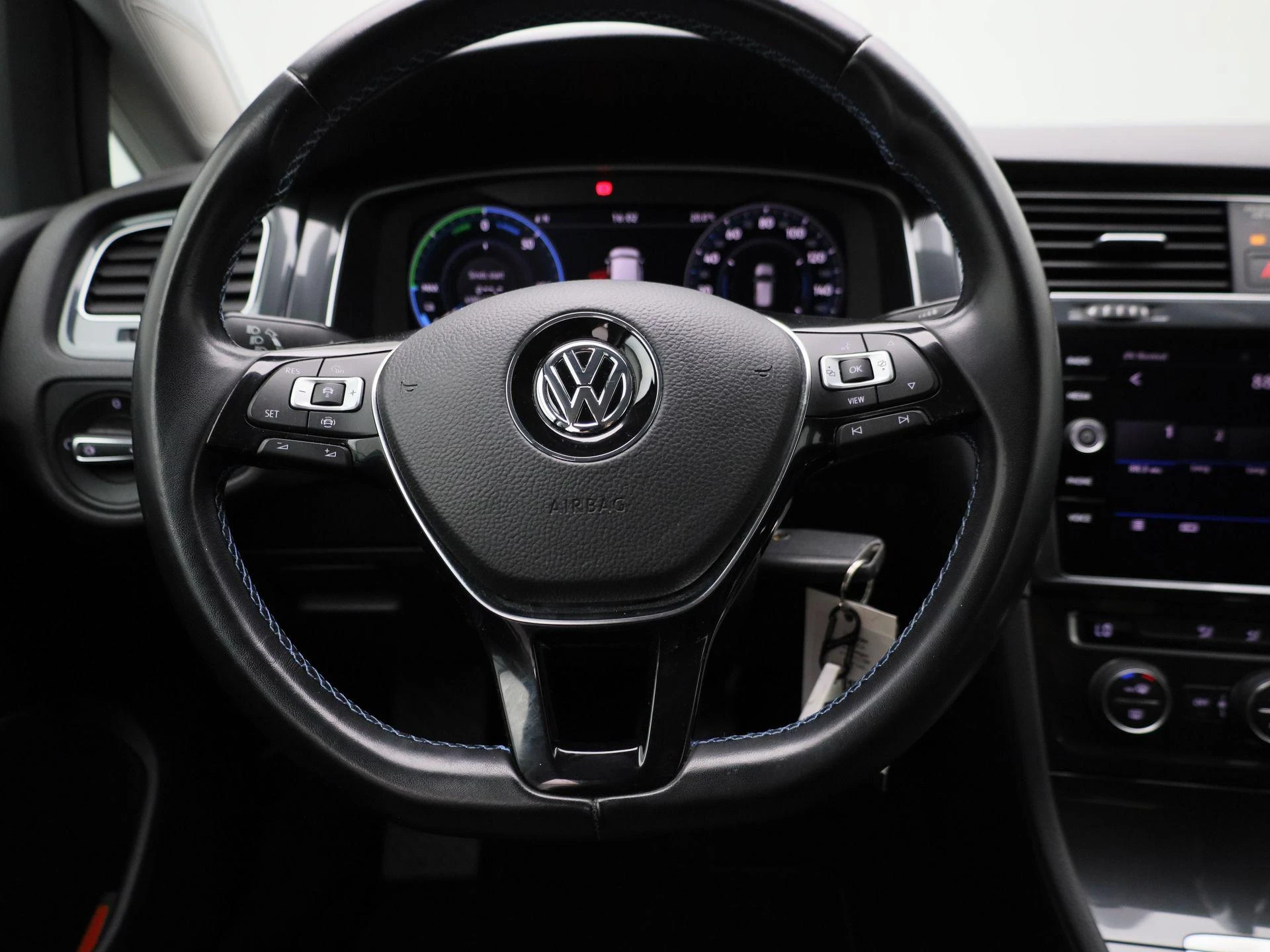 Volkswagen-e-Golf-image-6