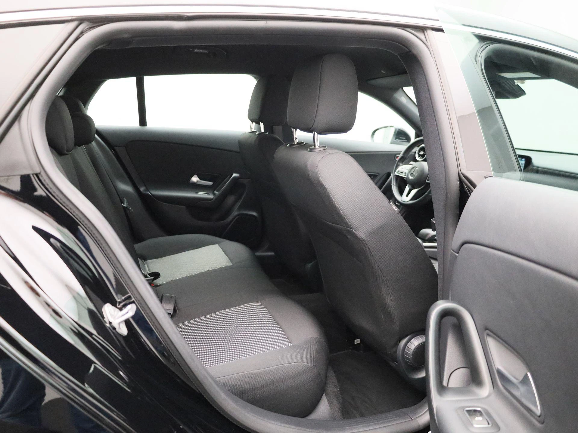 Mercedes-Benz-CLA-image-37
