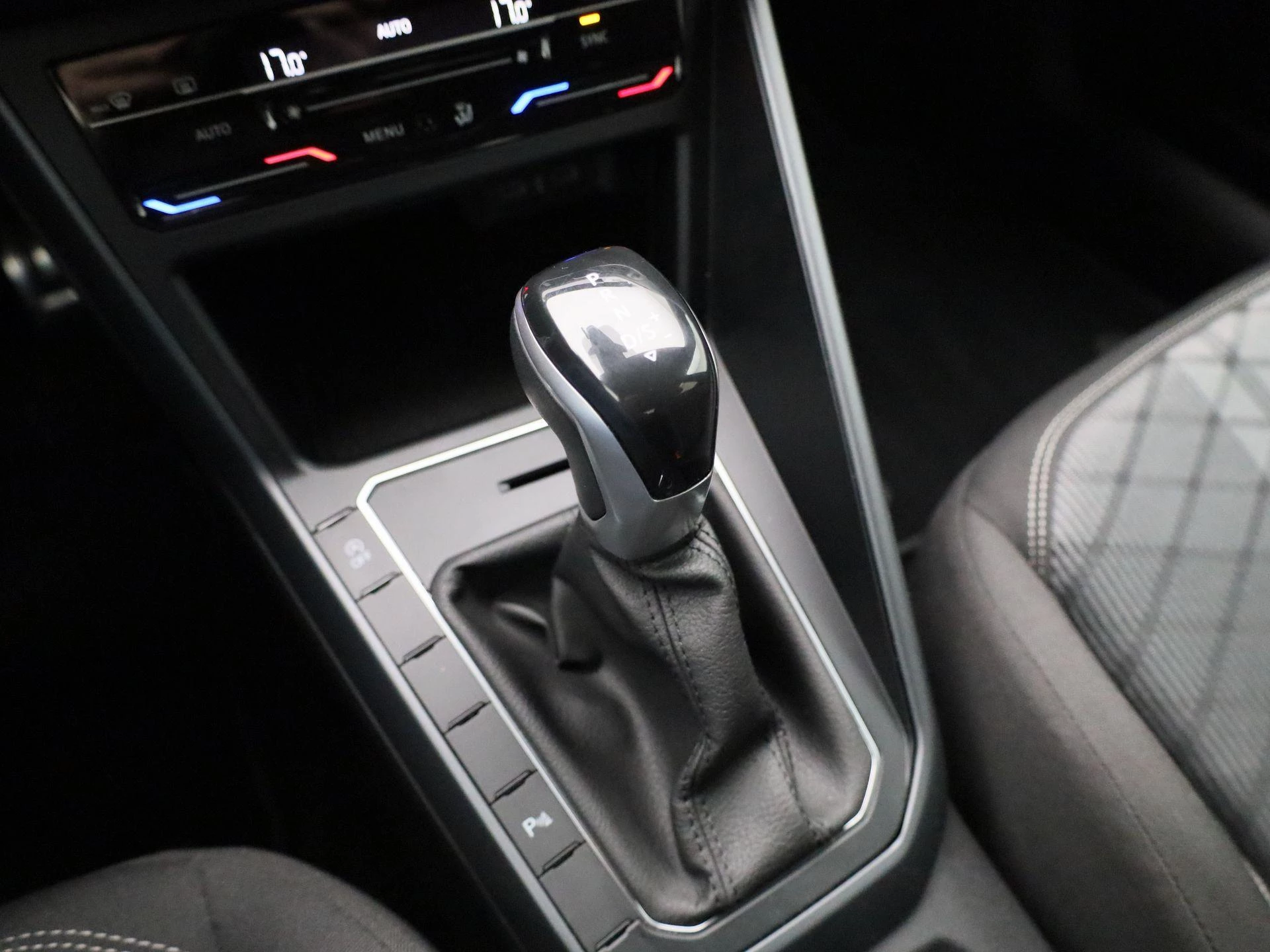 Volkswagen-Polo-image-24