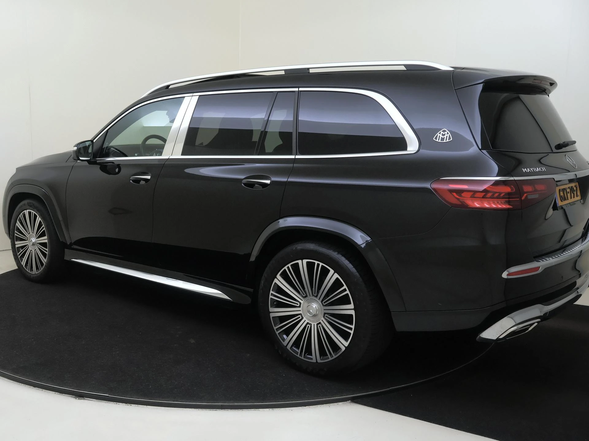 Mercedes-Benz-GLS-image-2