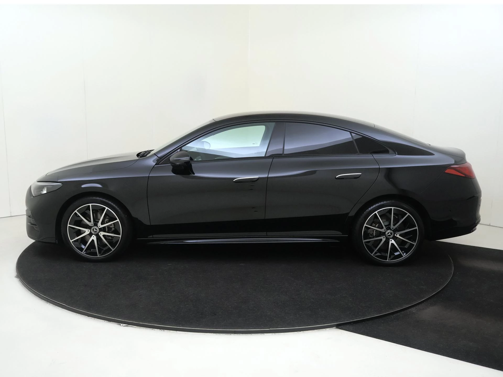 Mercedes-Benz-CLA-image-7