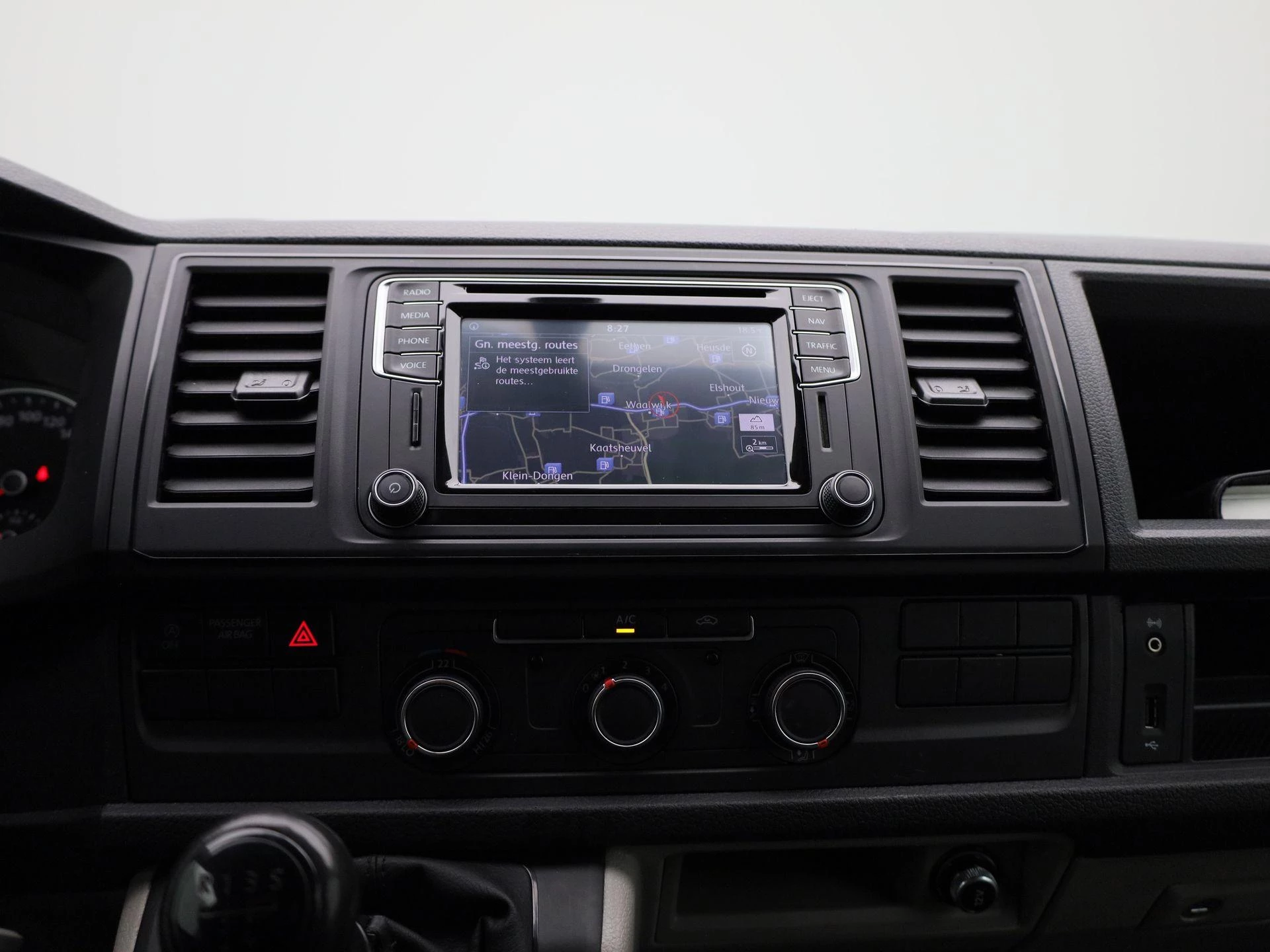 Volkswagen-Transporter-image-10