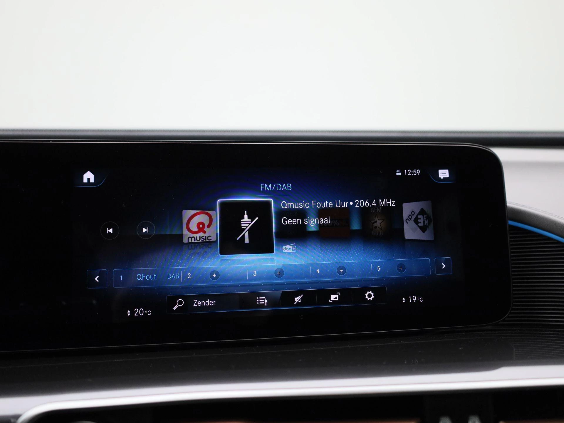 Mercedes-Benz-EQC-image-22