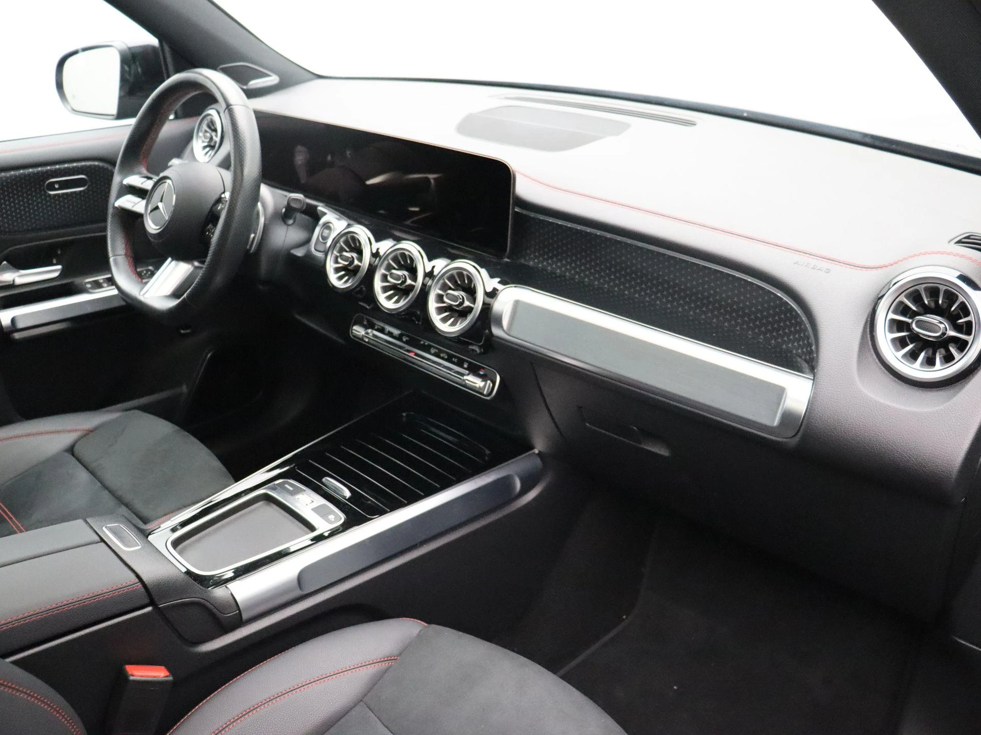 Mercedes-Benz-EQB-image-24