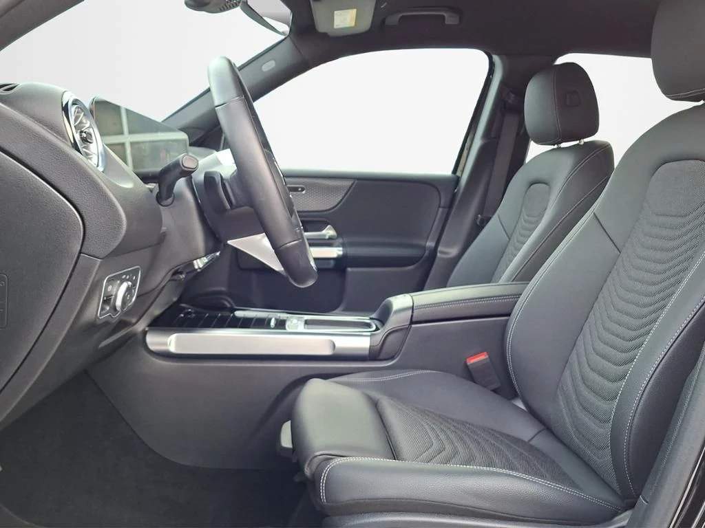 Mercedes-Benz-GLB 200 d-image-19