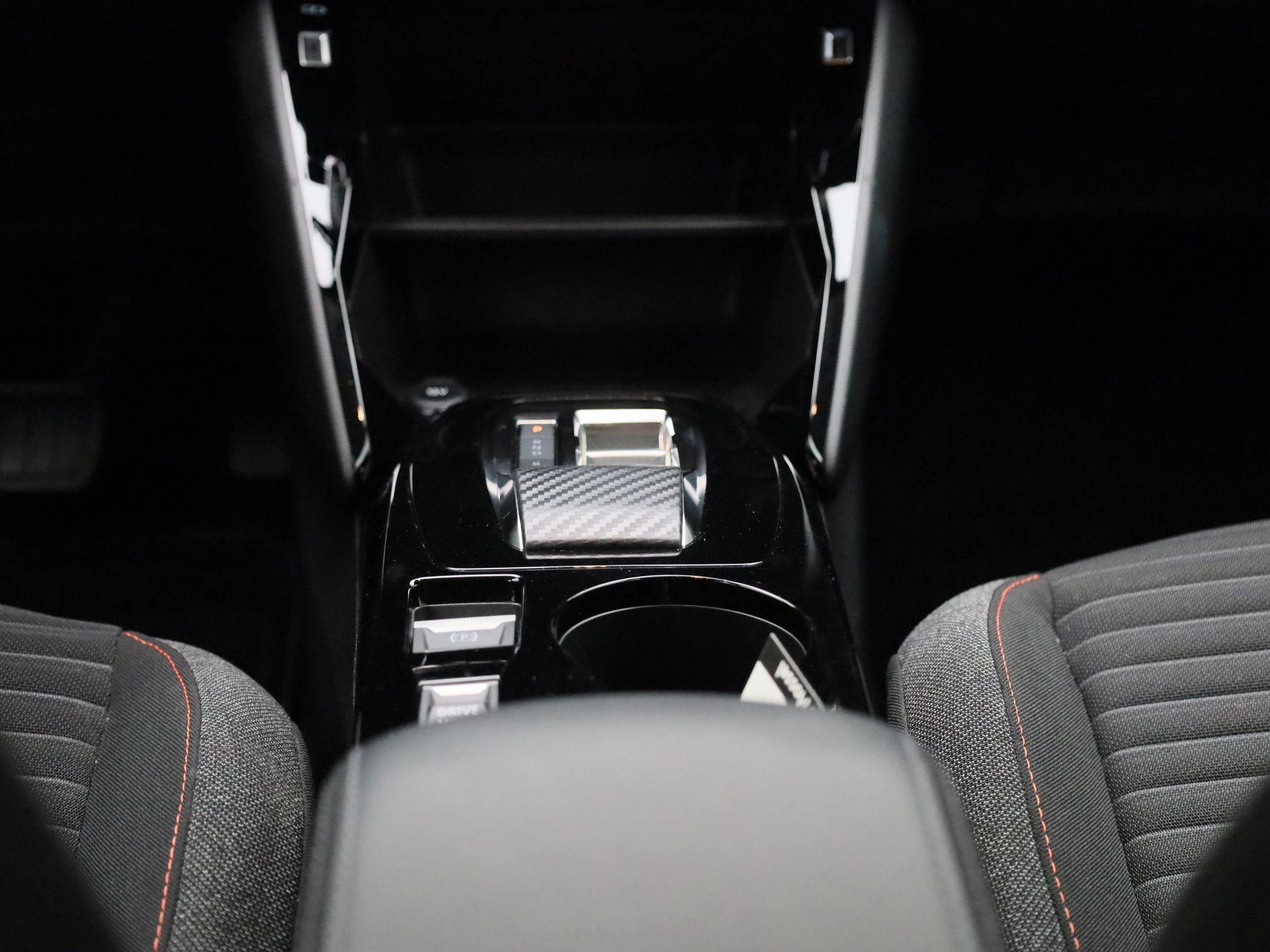 Peugeot-e-208-image-8