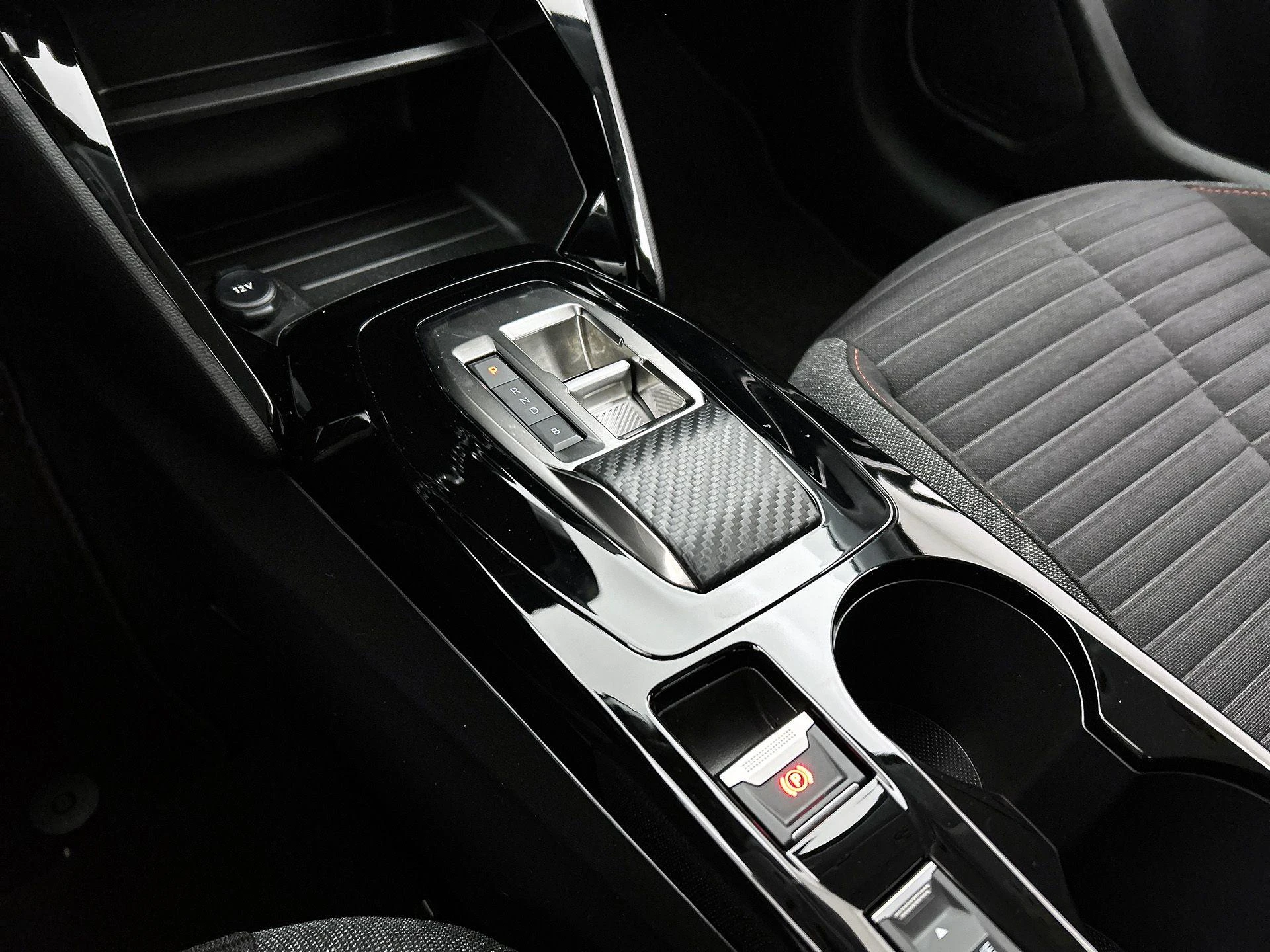 Peugeot-e-208-image-23