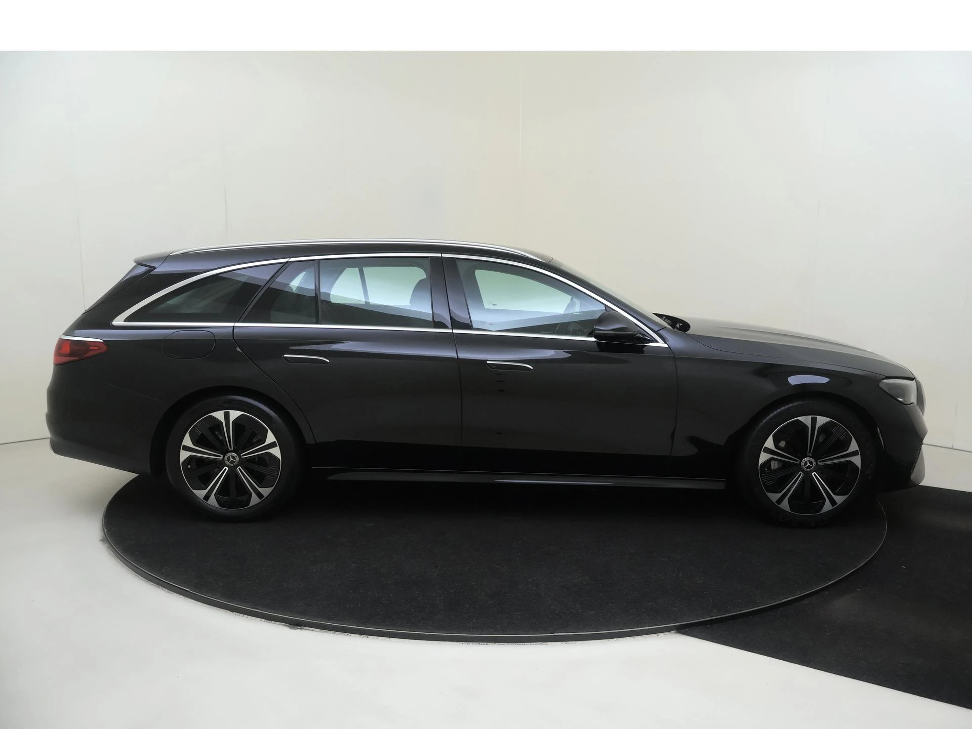 Mercedes-Benz-E-Klasse-image-8