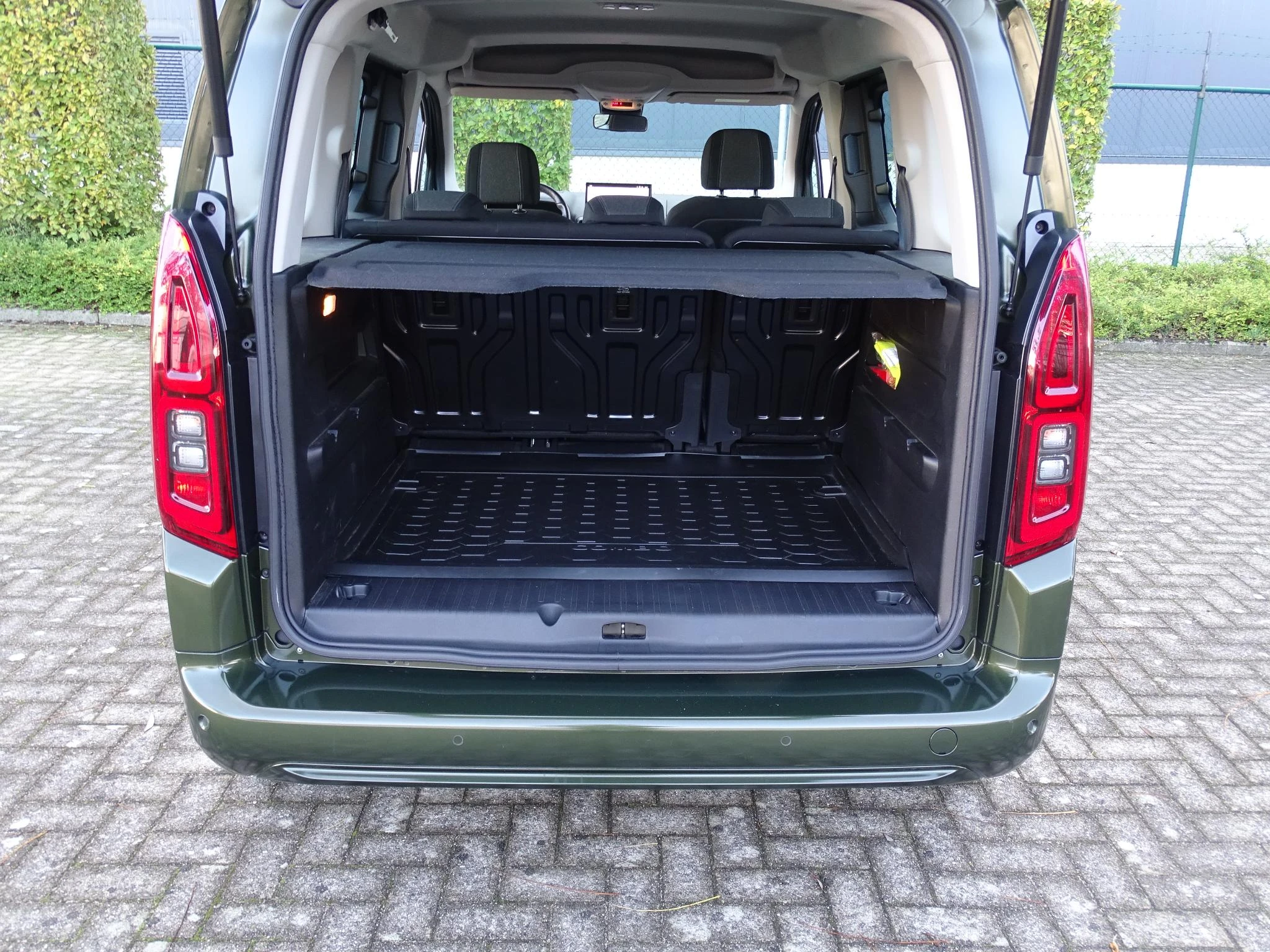 Opel-Combo Life-image-16