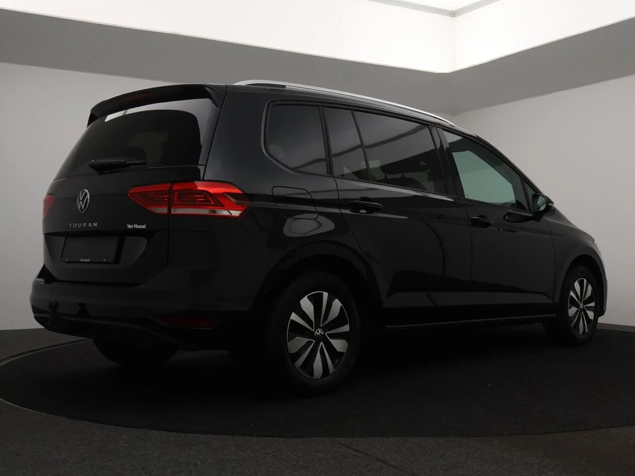 Volkswagen-Touran-image-1