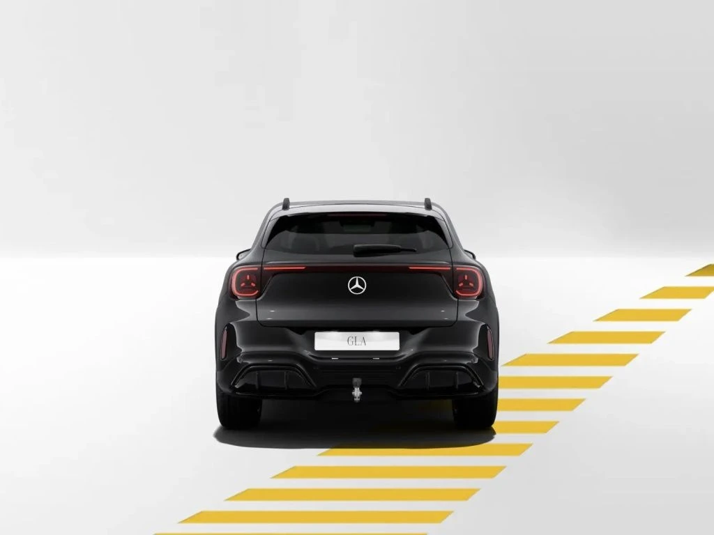 Mercedes-Benz-GLA 250+-image-4