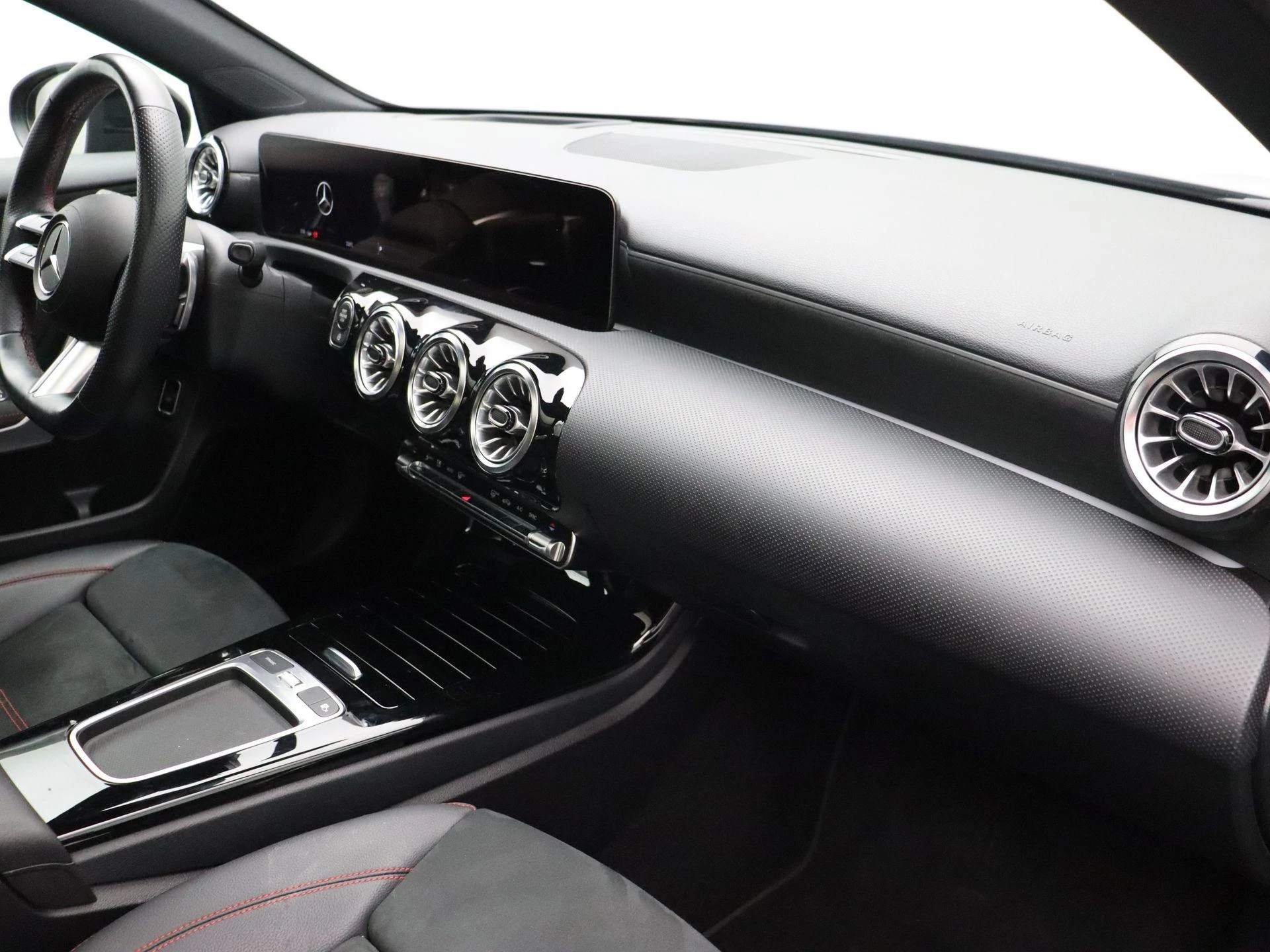 Mercedes-Benz A-Klasse 180 Sedan AMG Line + PANO DAK + MULTIBEAM LED + CARPLAY +