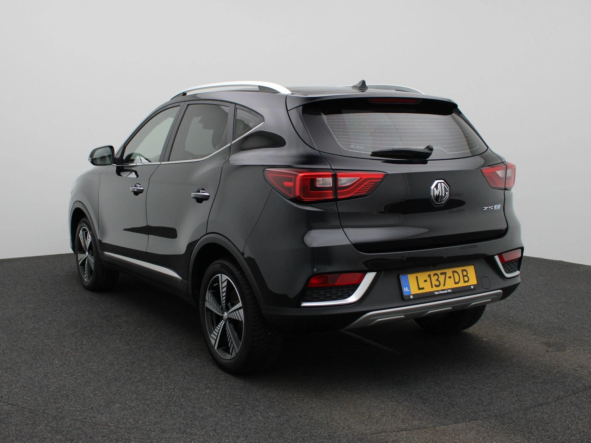 MG-ZS EV-image-1