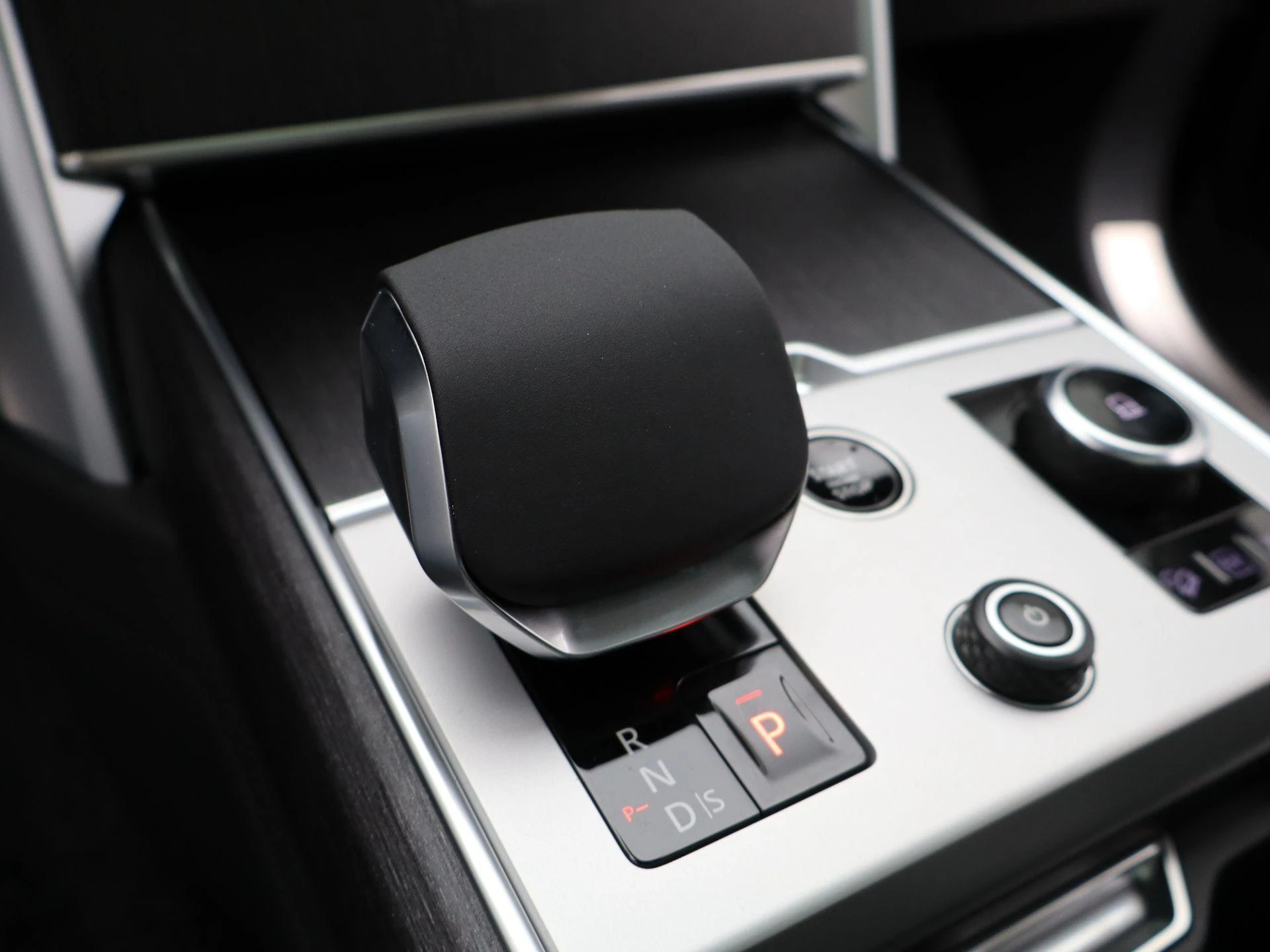 Land Rover-Range Rover-image-20