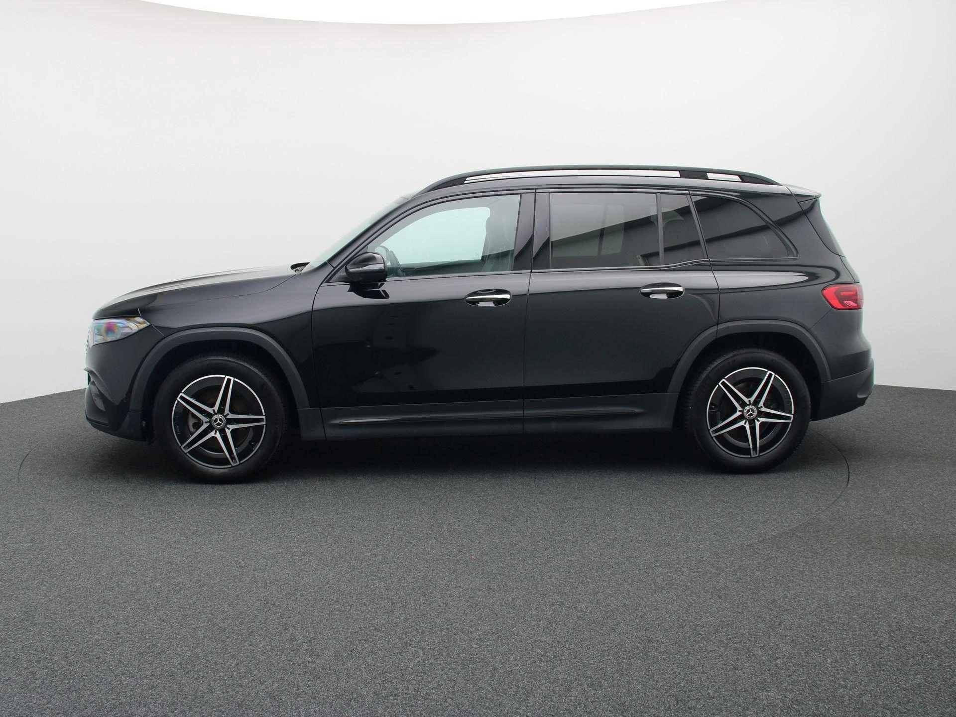 Mercedes-Benz-EQB-image-3