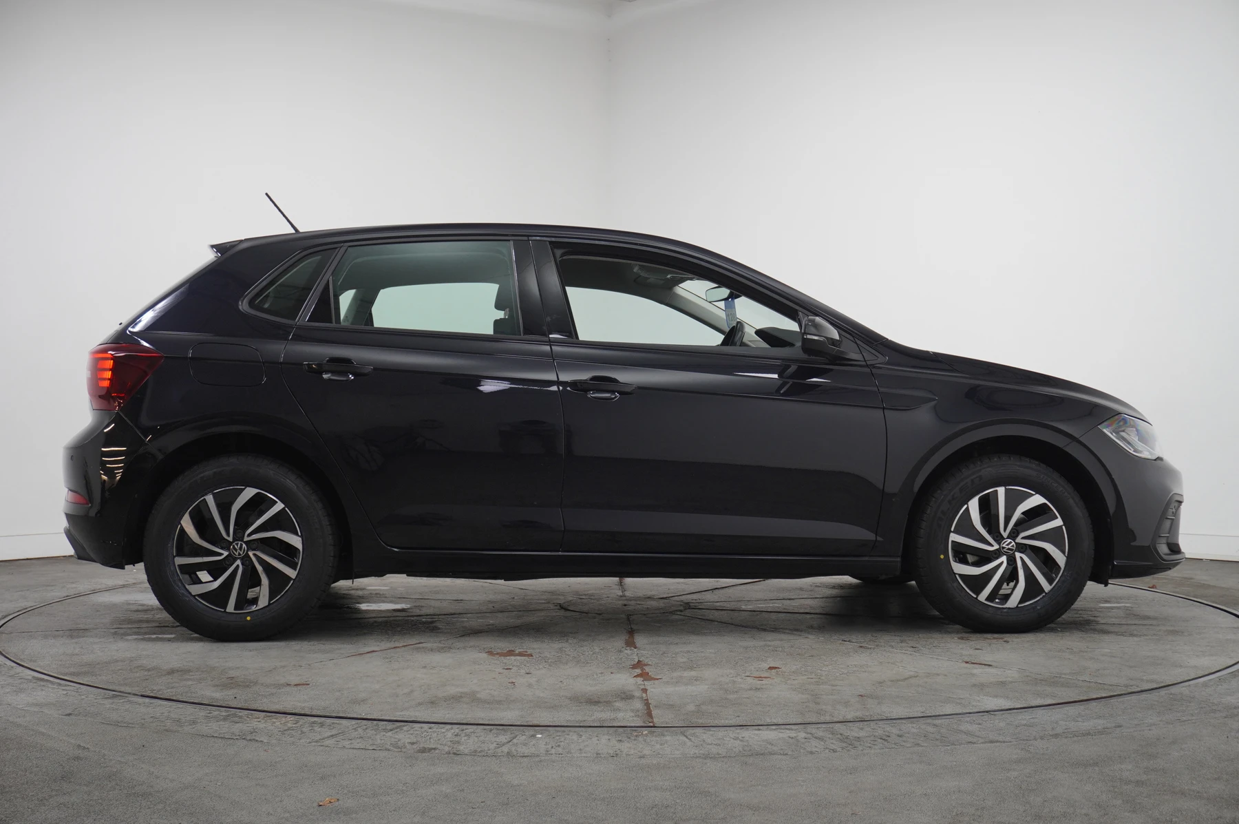 Volkswagen-Polo-image-3
