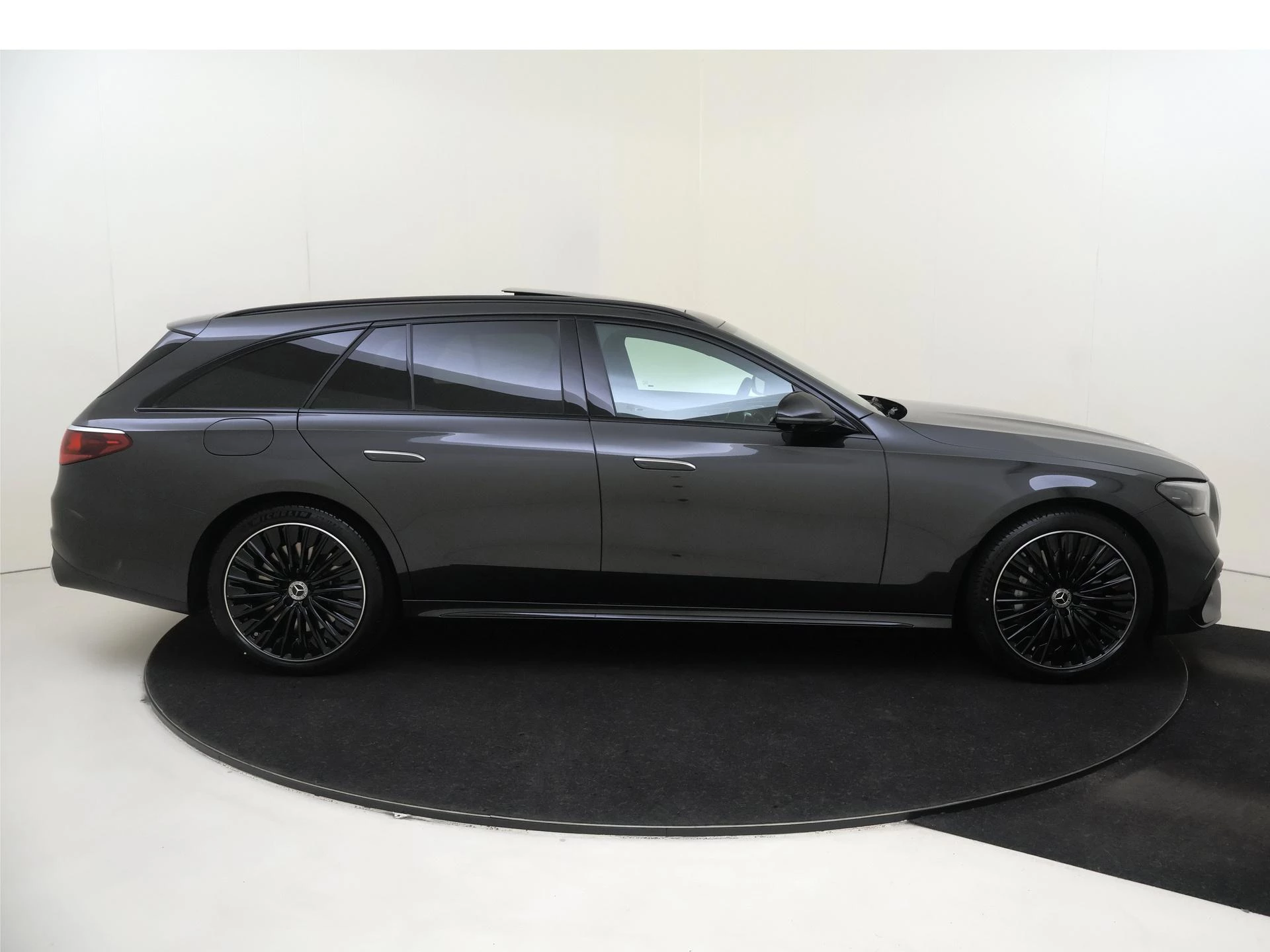 Mercedes-Benz-E-Klasse-image-8