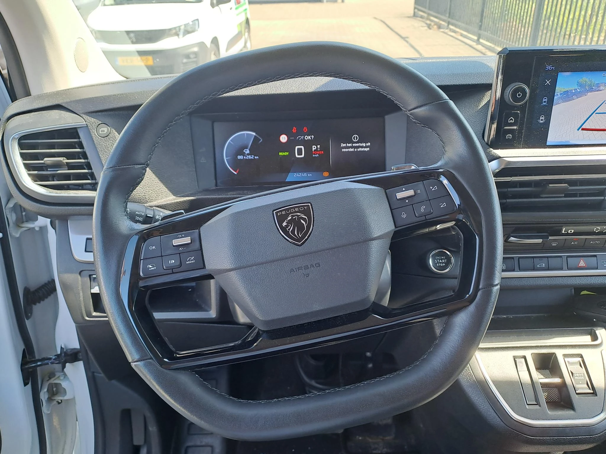 Peugeot-e-Expert-image-13