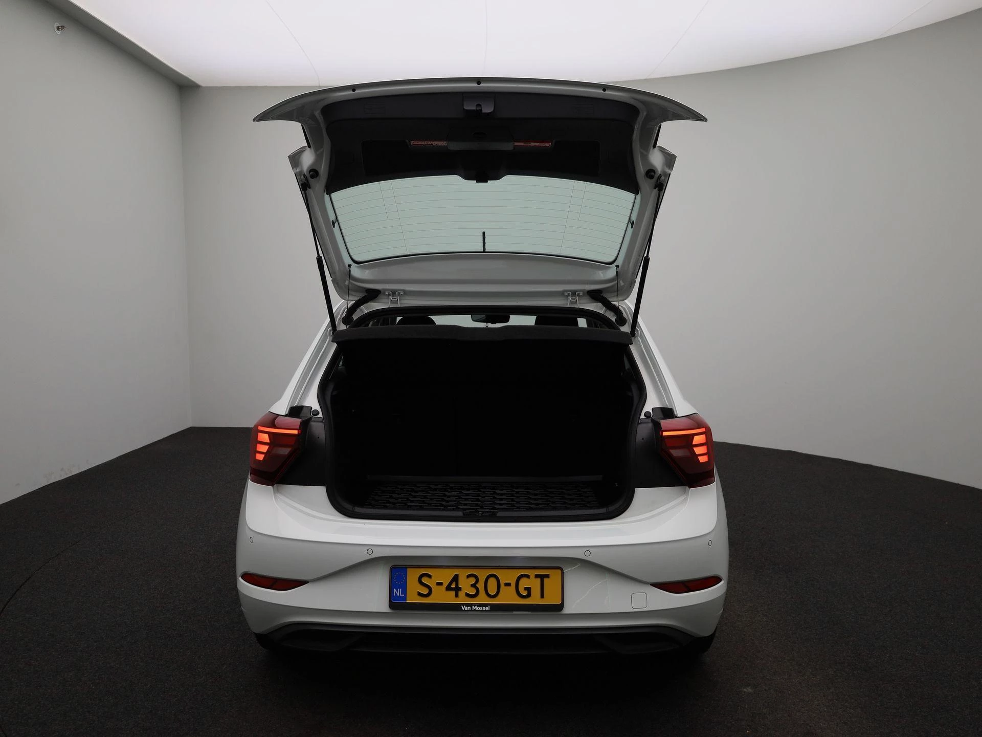 Volkswagen-Polo-image-11