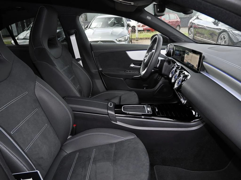 Mercedes-Benz-CLA 200-image-12
