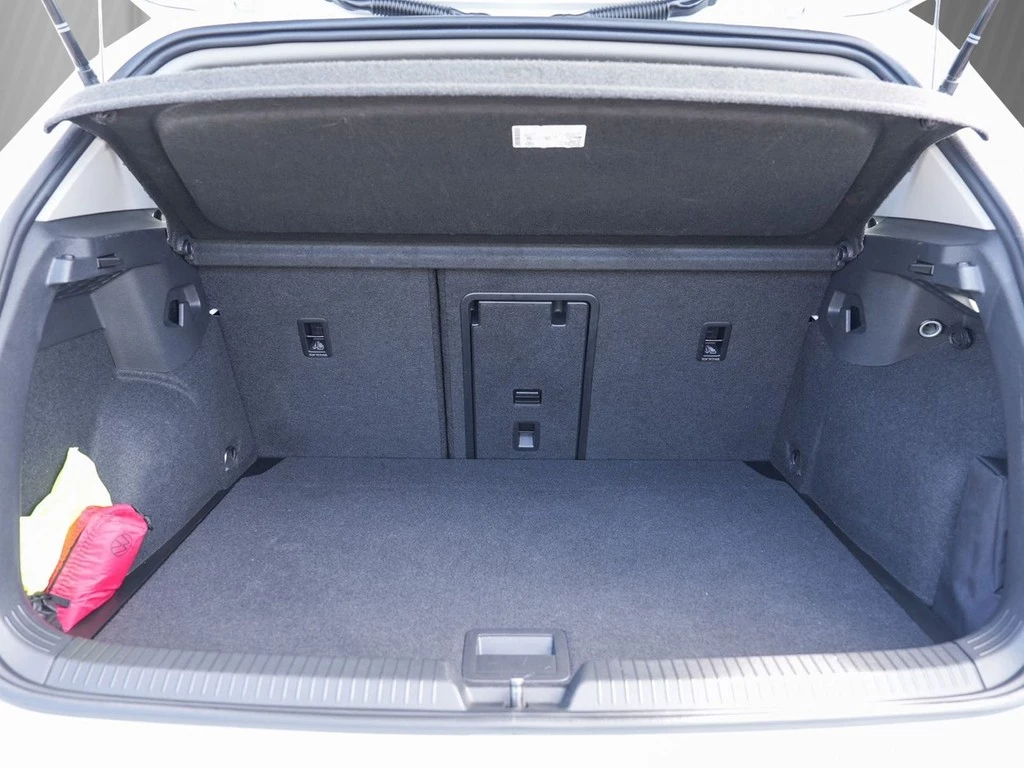 Volkswagen Golf VIII 2.0 TDI DSG ACTIVE /MatrixLED/Pano/ACC