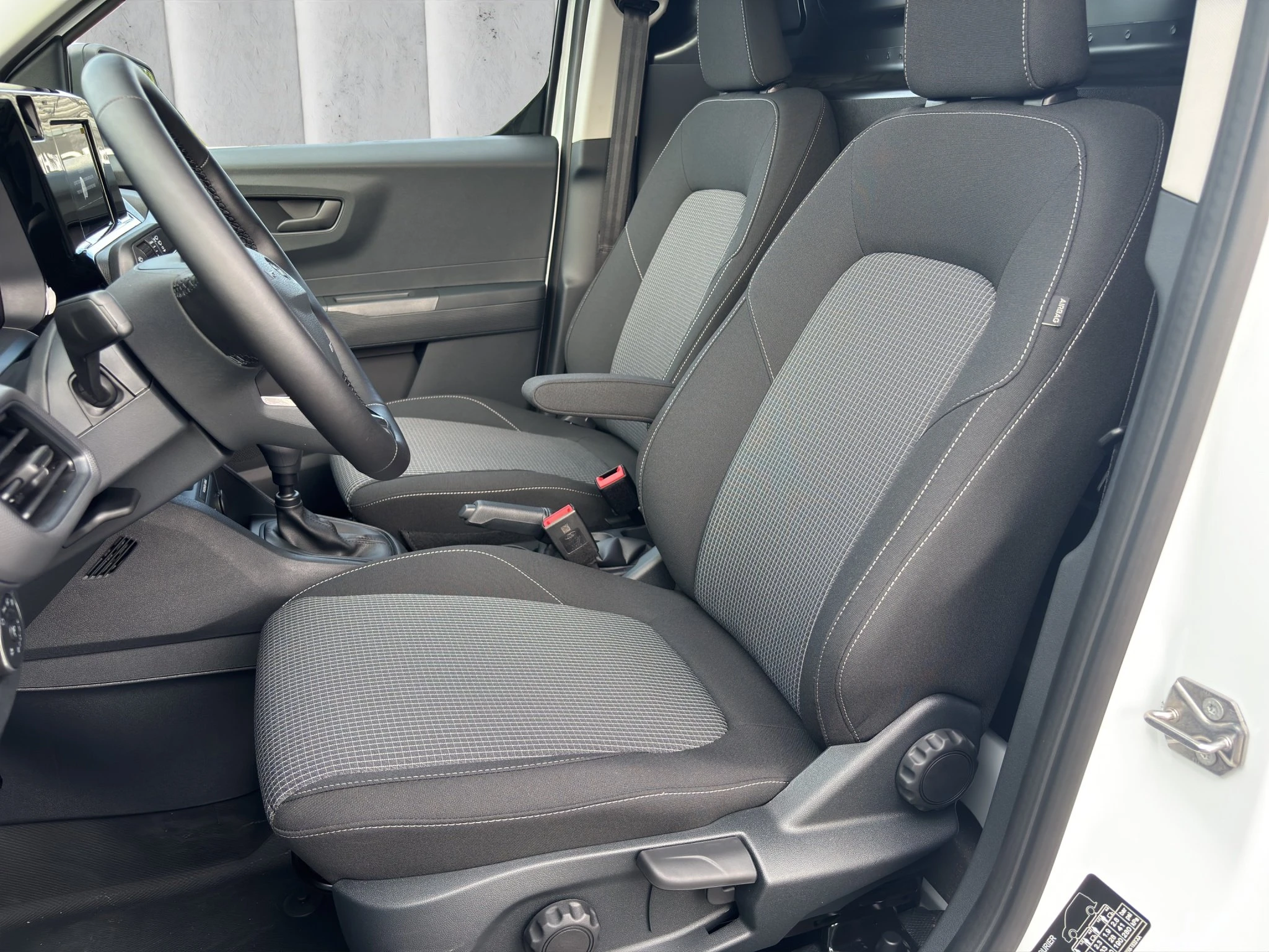 Ford-Transit Courier-image-9