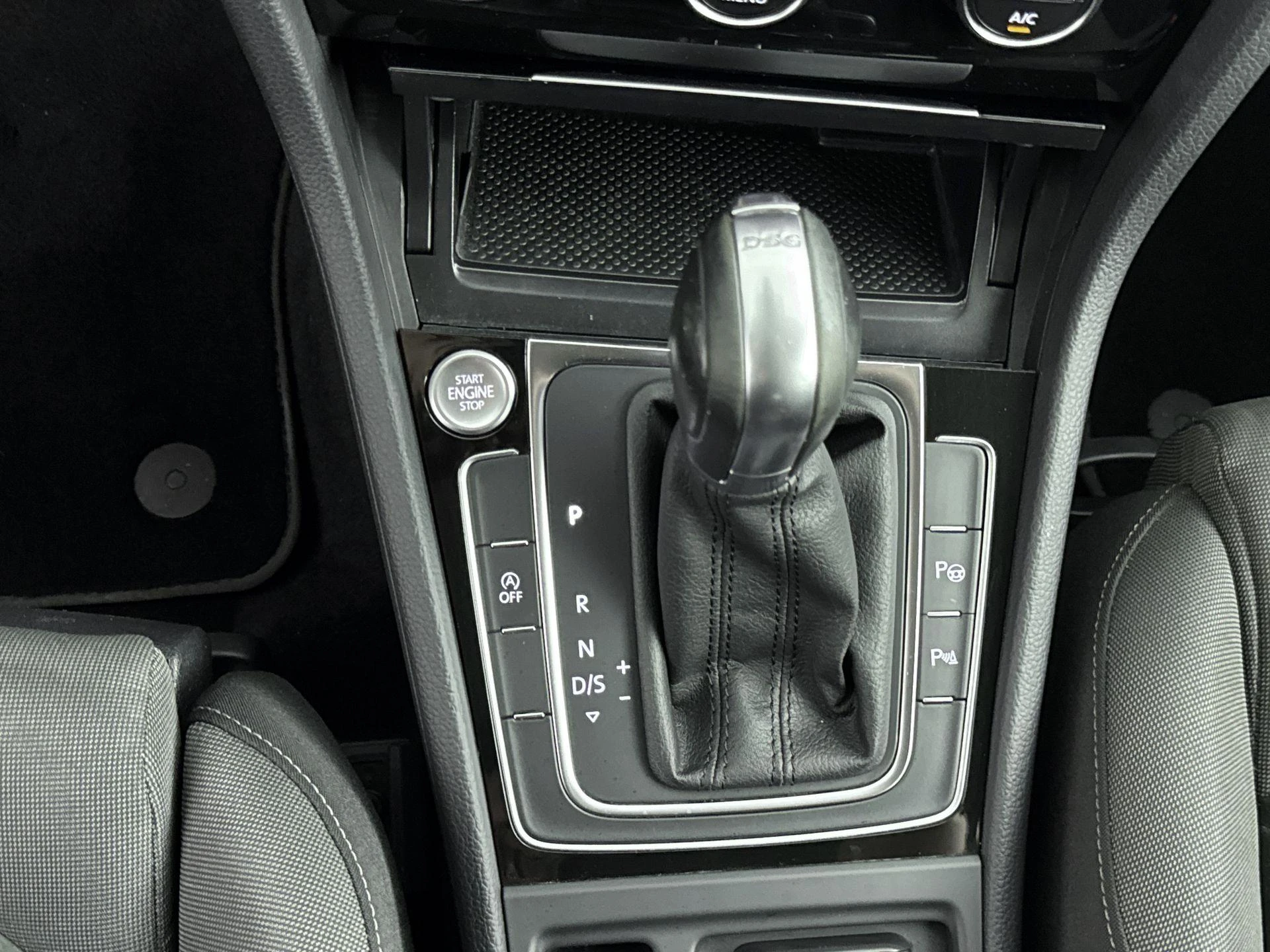 Volkswagen-Golf-image-13