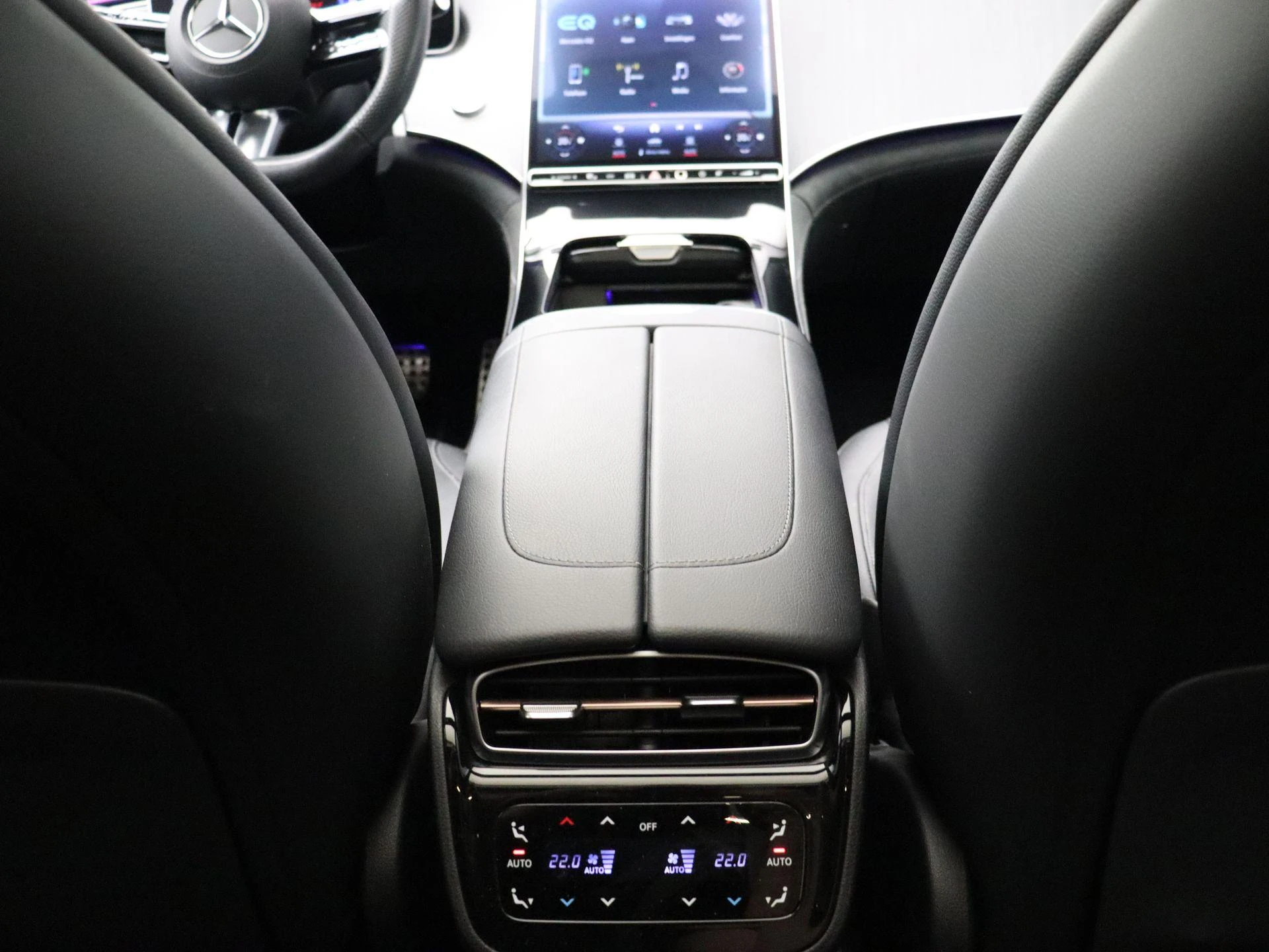 Mercedes-Benz-EQE-image-25