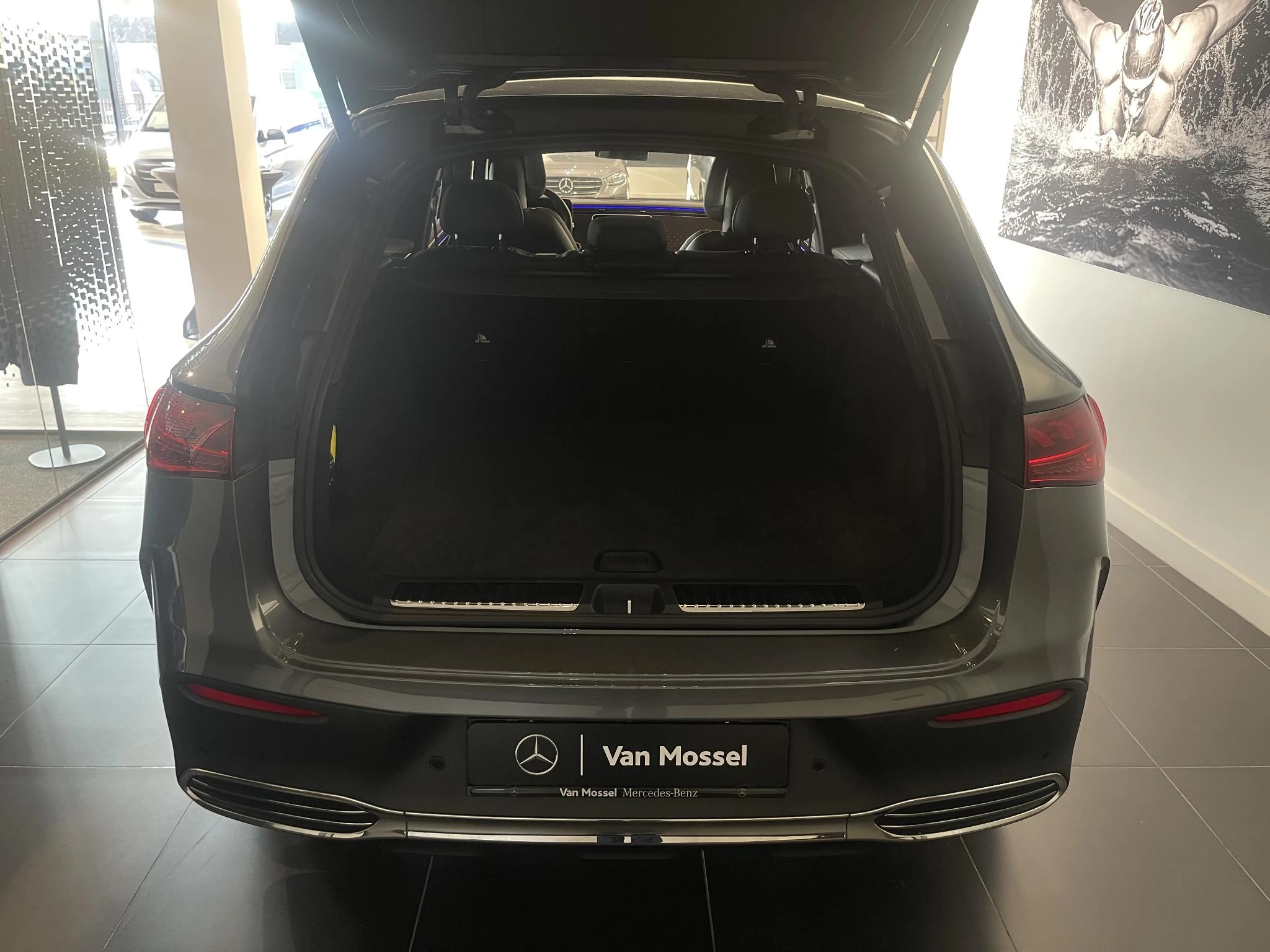 Mercedes-Benz-EQE-image-10