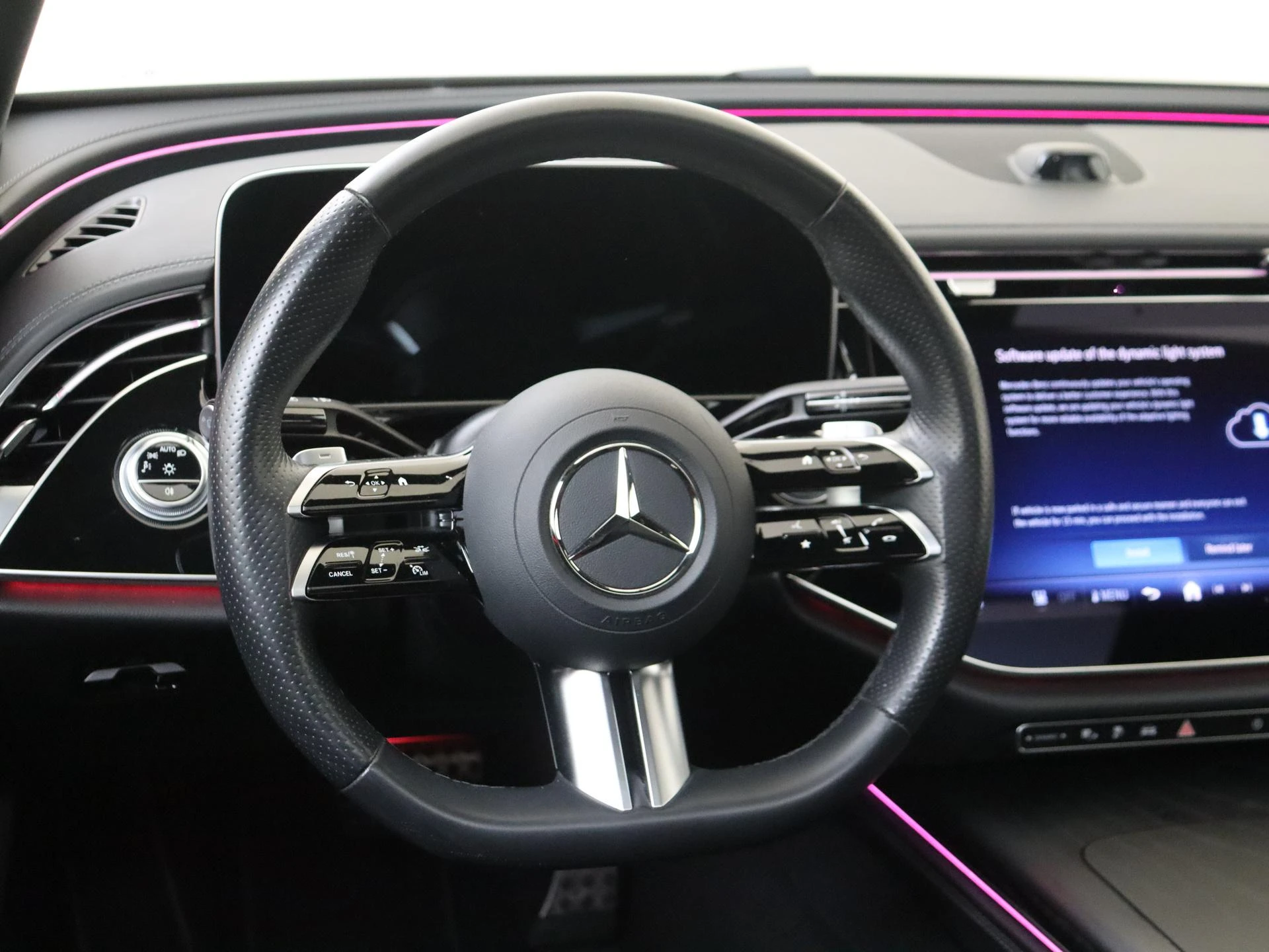 Mercedes-Benz-E-Klasse-image-9