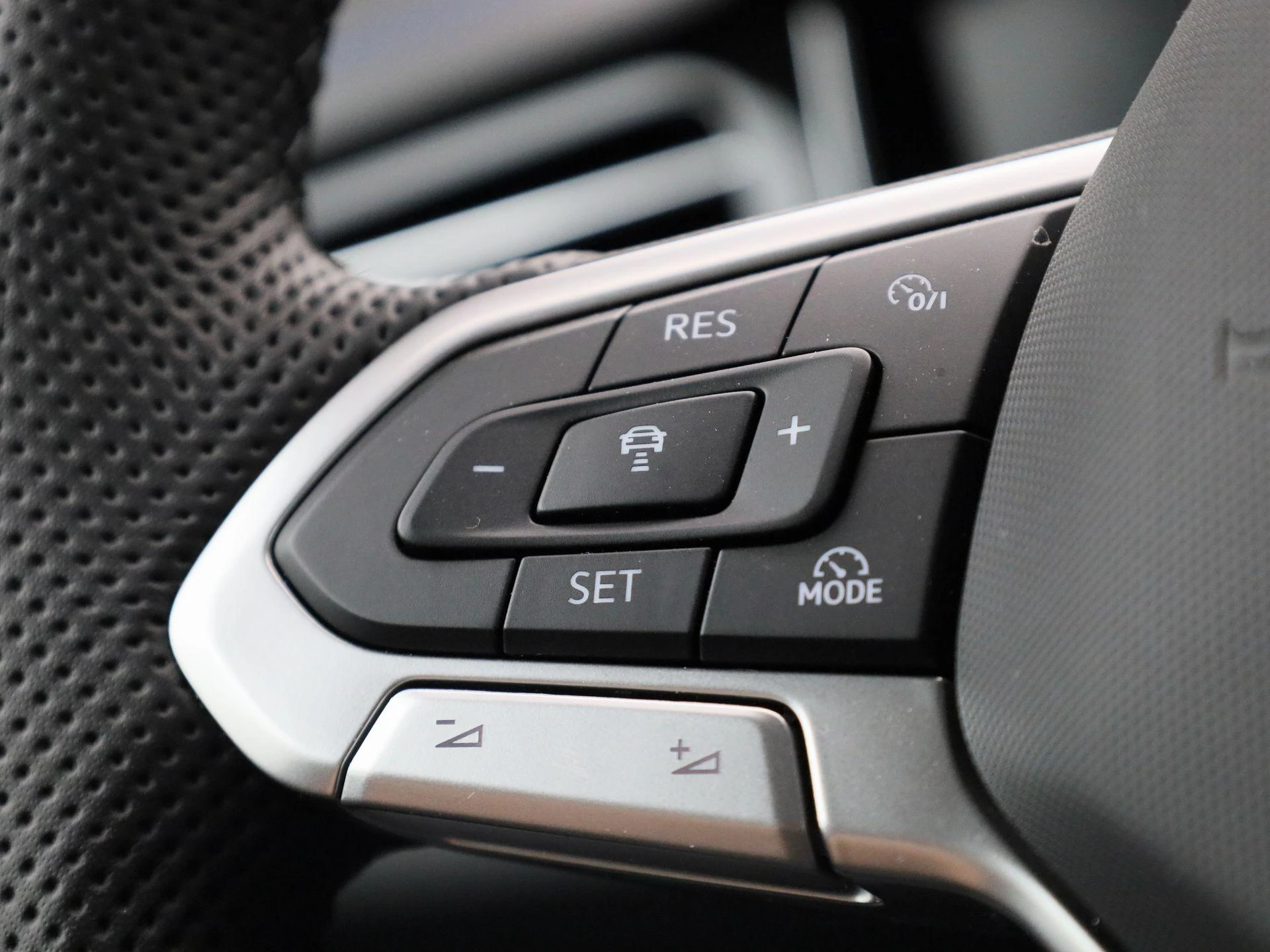 Volkswagen-Touareg-image-19