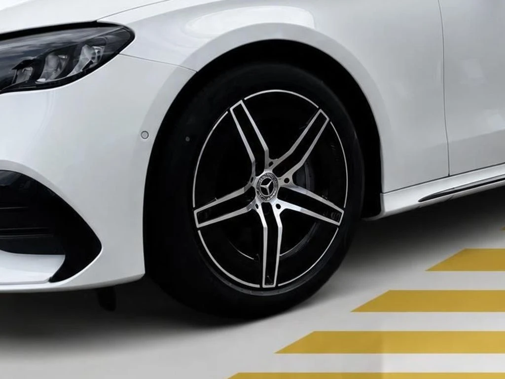 Mercedes-Benz-E-Klasse 220-image-5