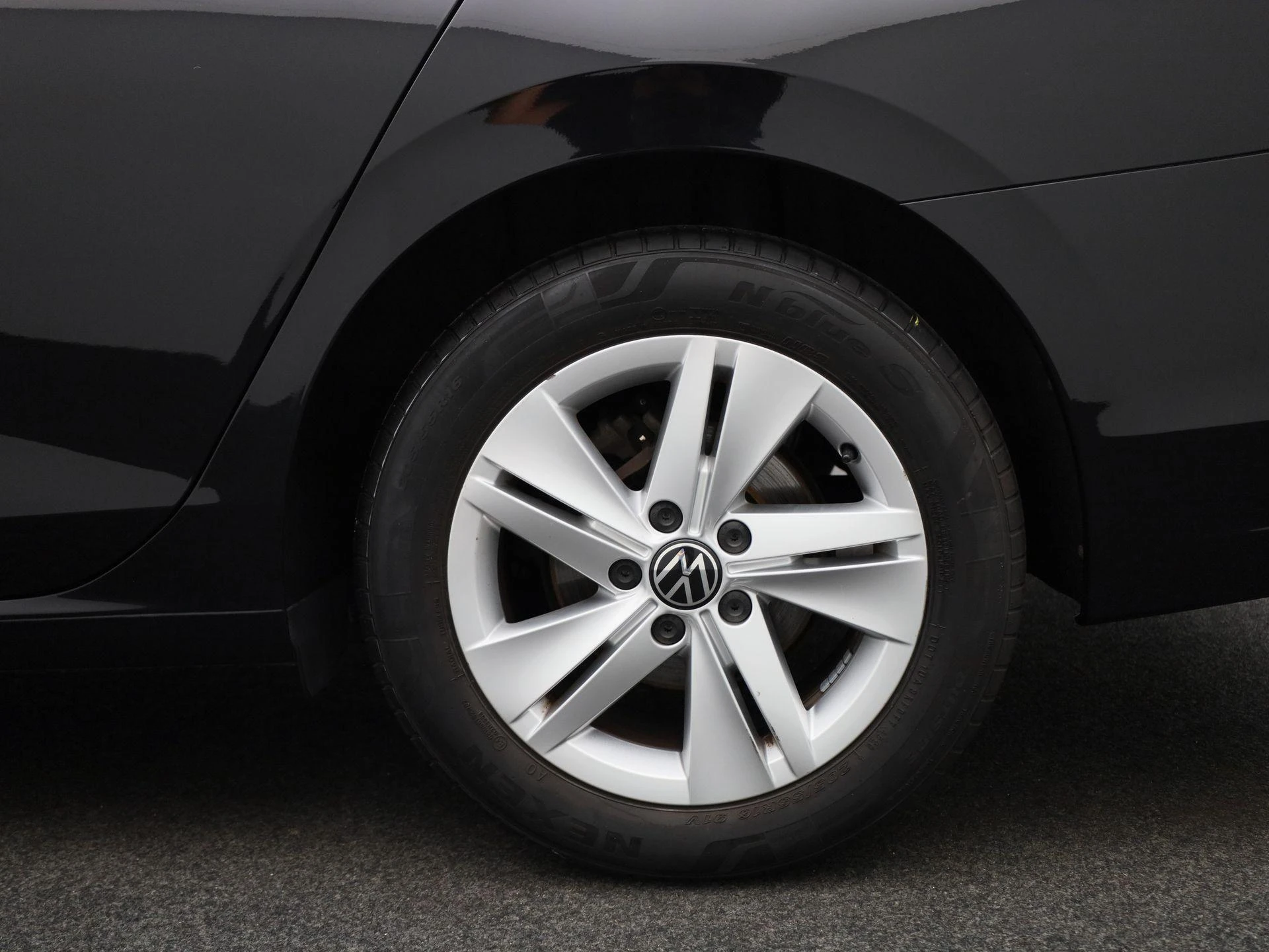 Volkswagen-Golf-image-12