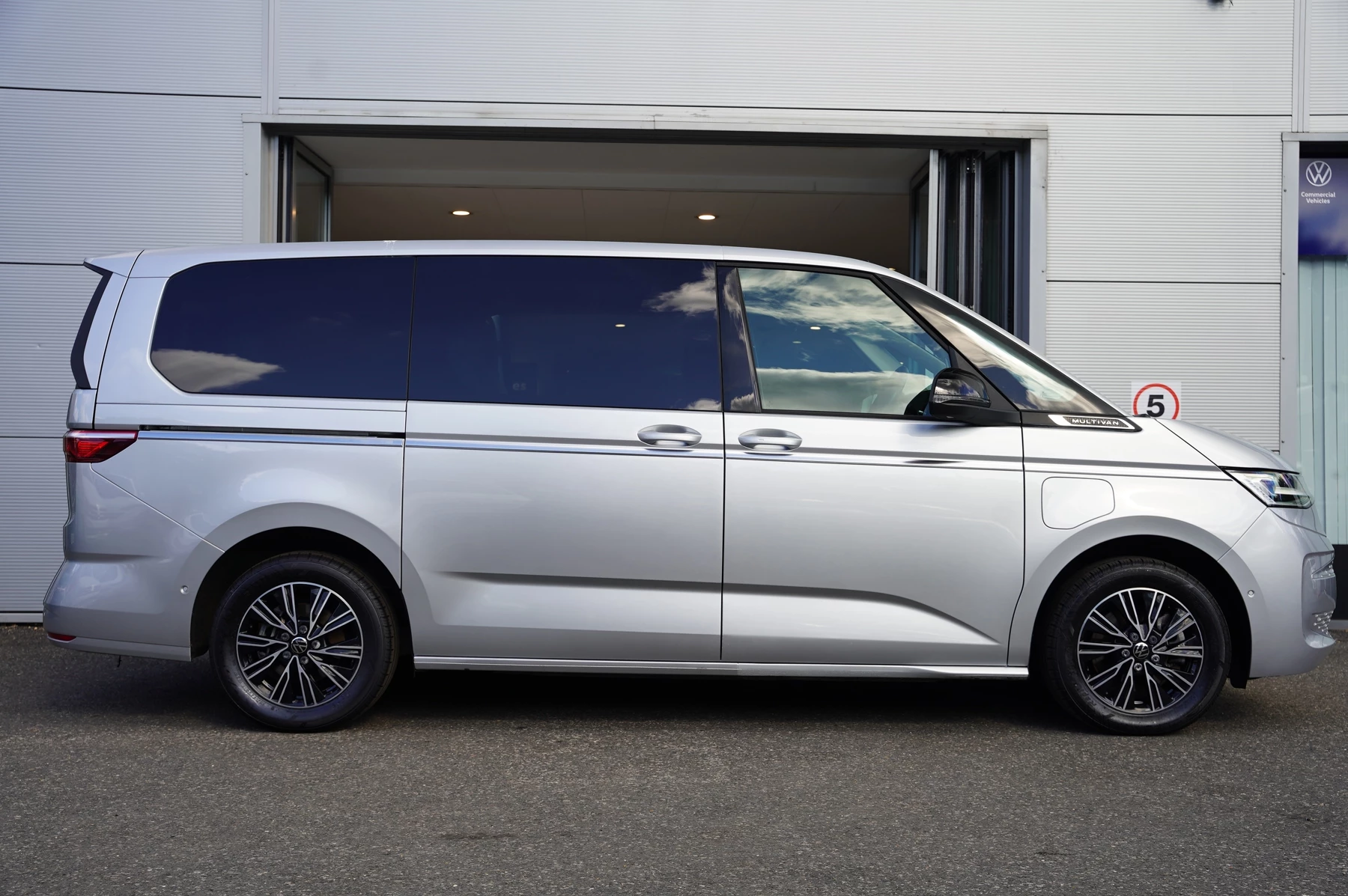 Volkswagen-Multivan-image-3