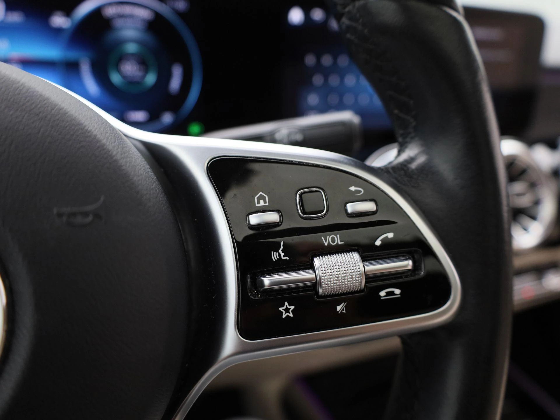 Mercedes-Benz-EQB-image-19