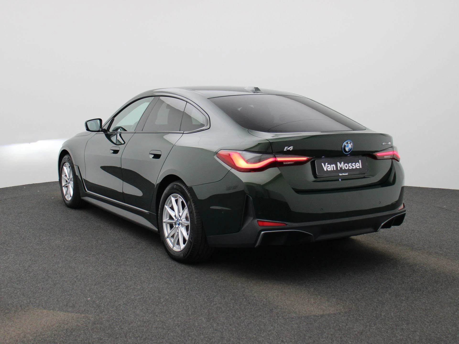 BMW-i4-image-1