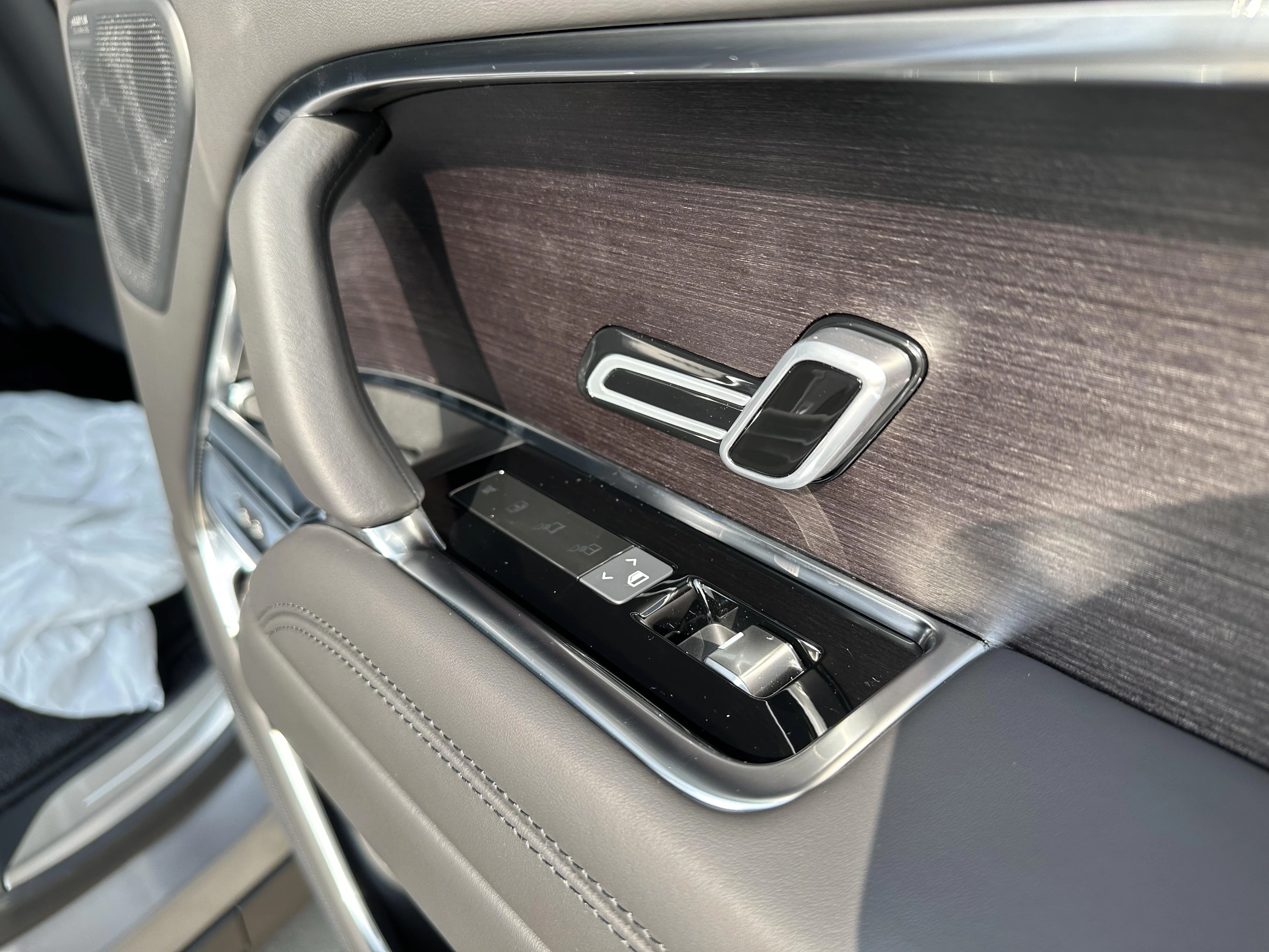 Land Rover-Range Rover-image-32