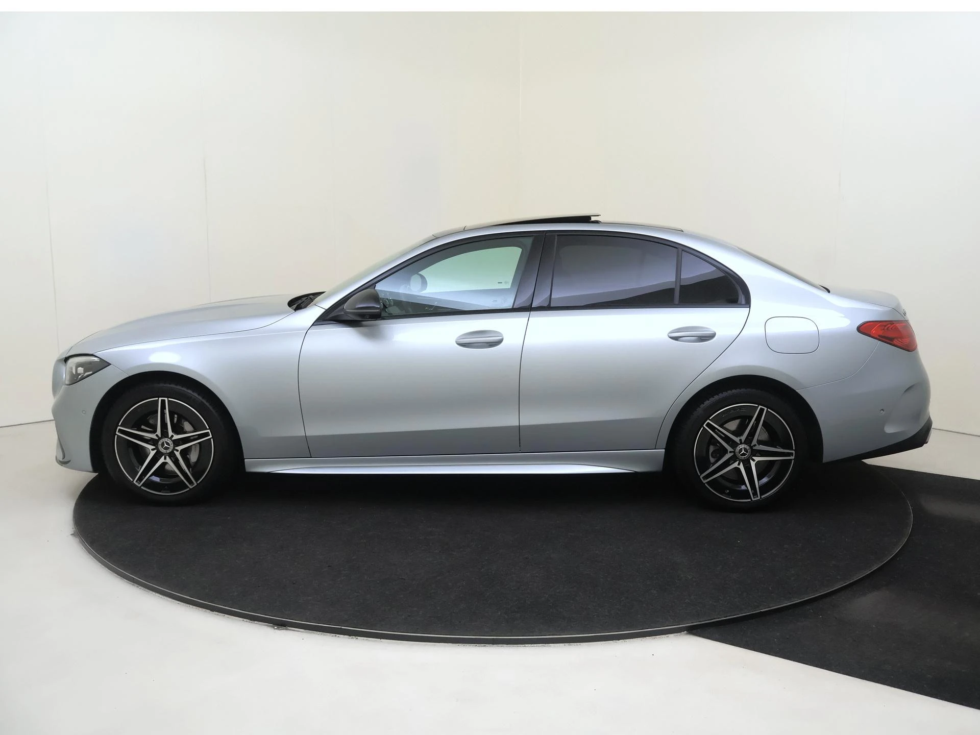 Mercedes-Benz-C-Klasse-image-7