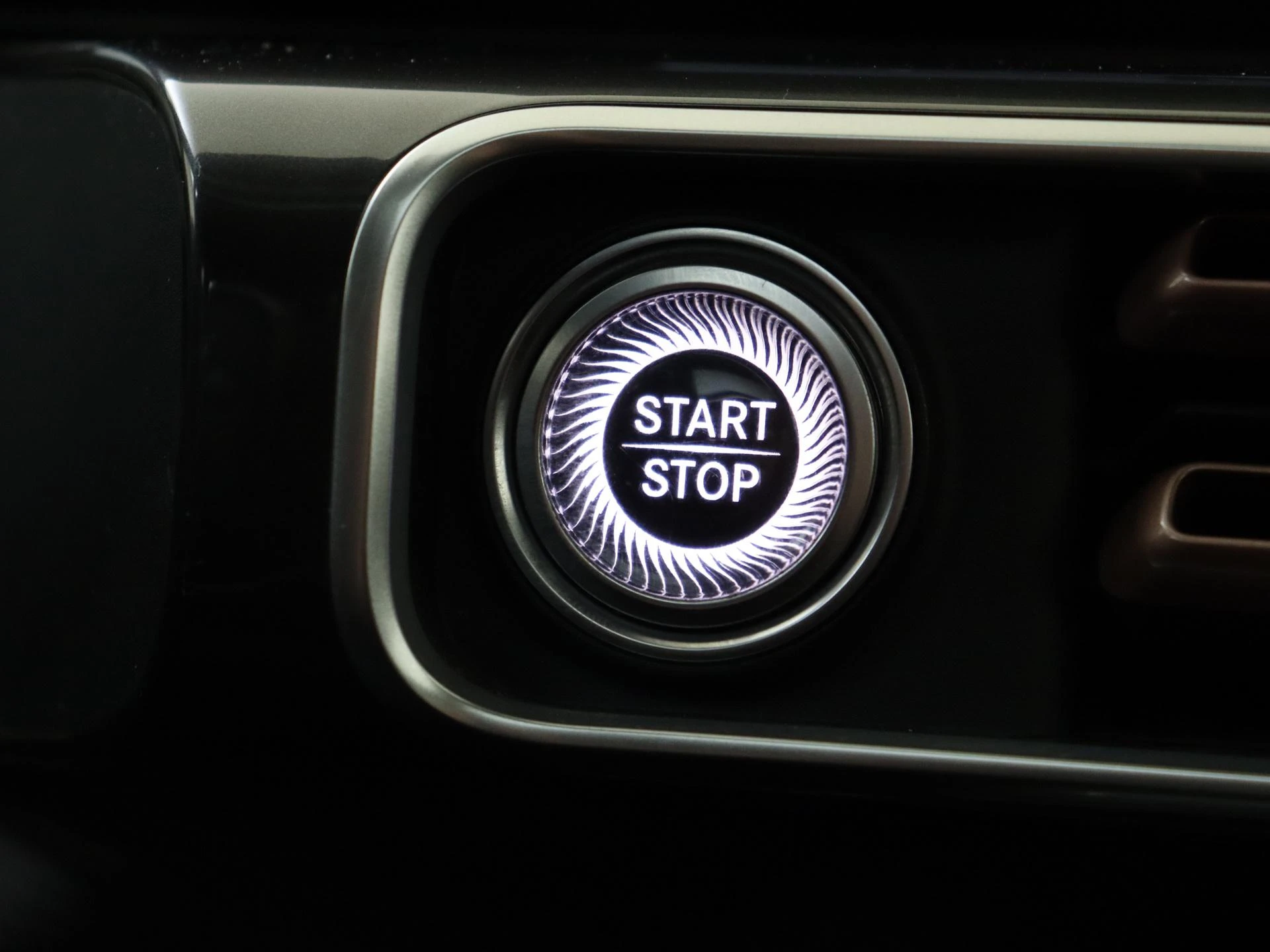 Mercedes-Benz-EQC-image-21