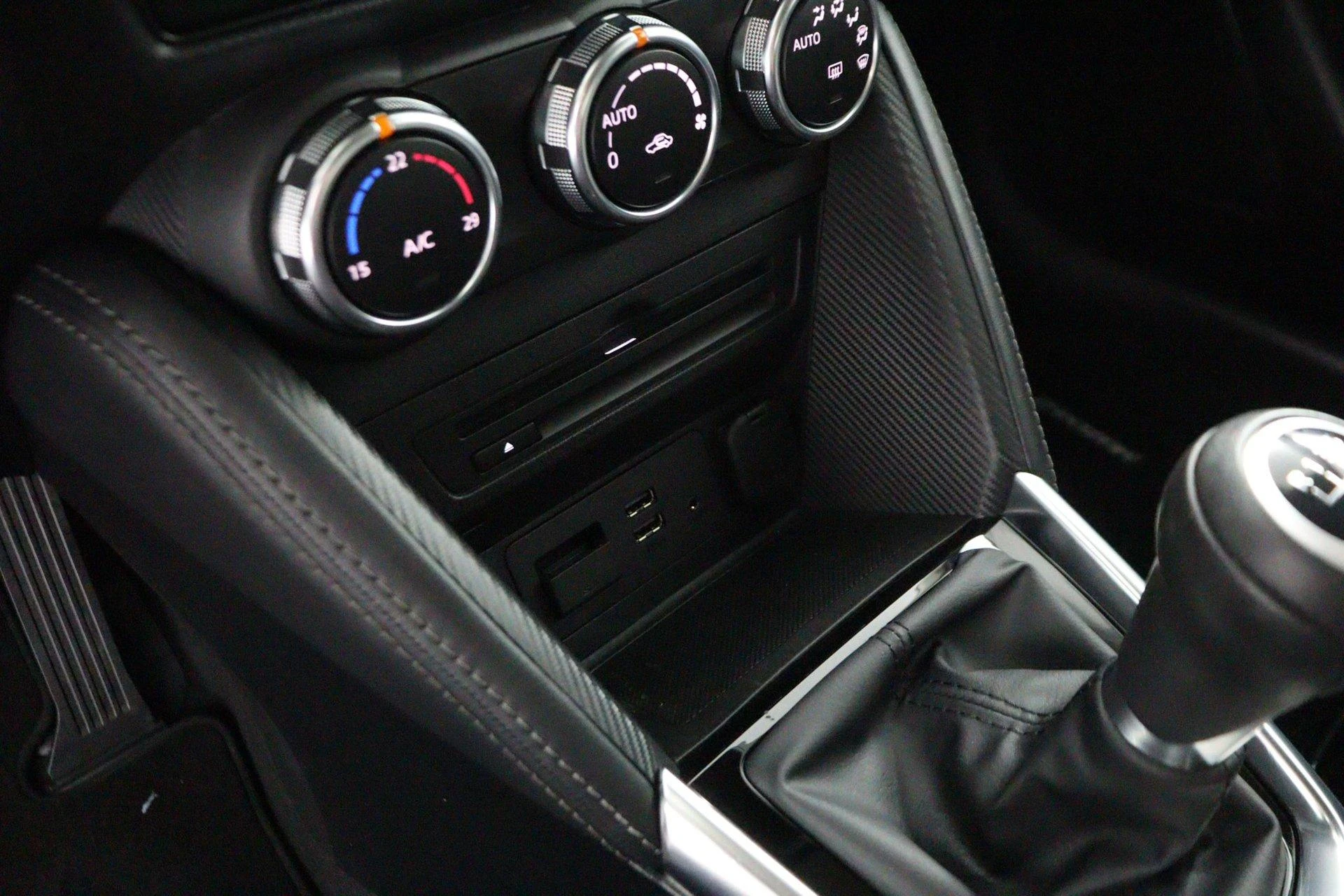 Mazda-2-image-48