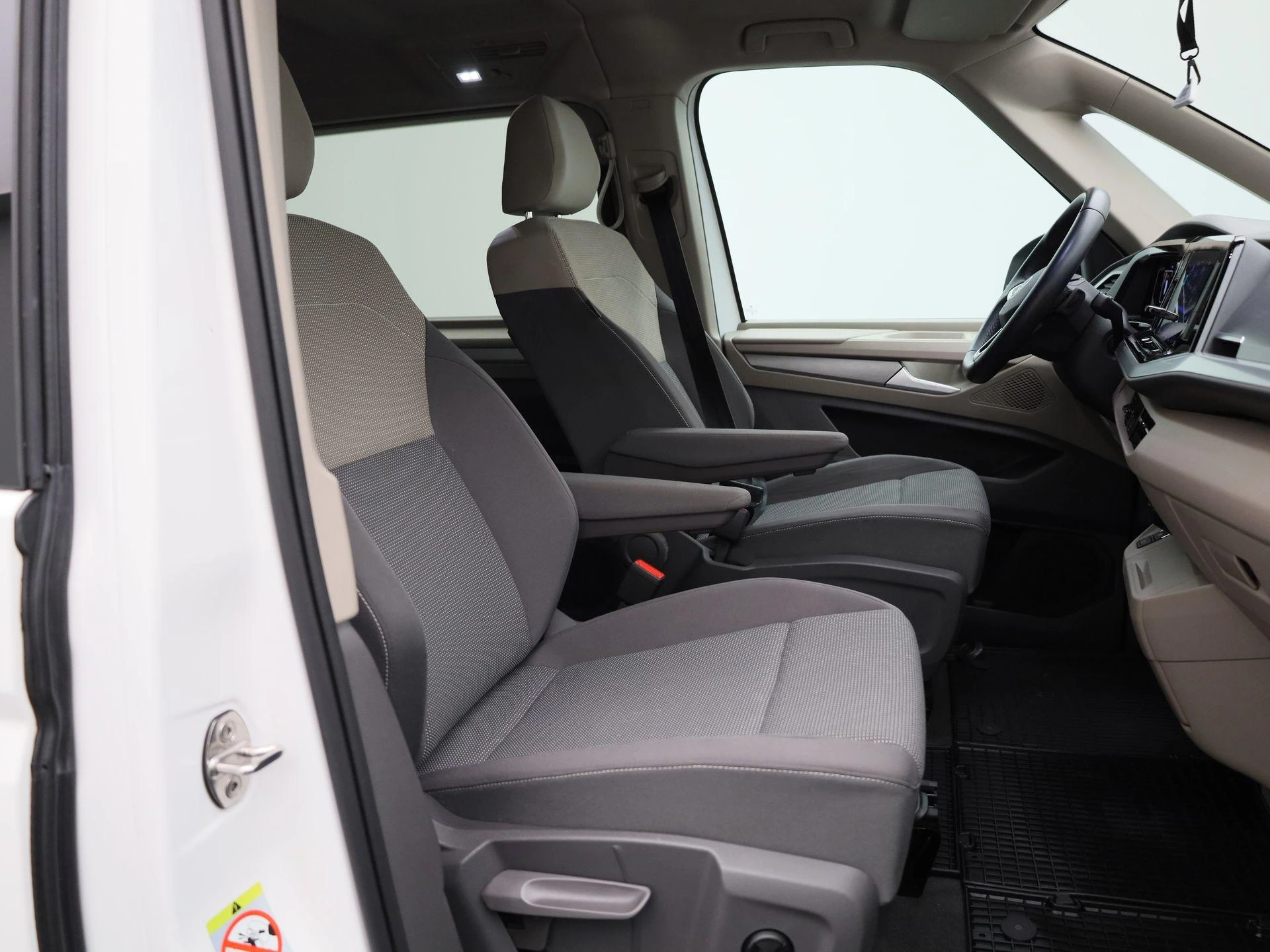 Volkswagen-Multivan-image-34