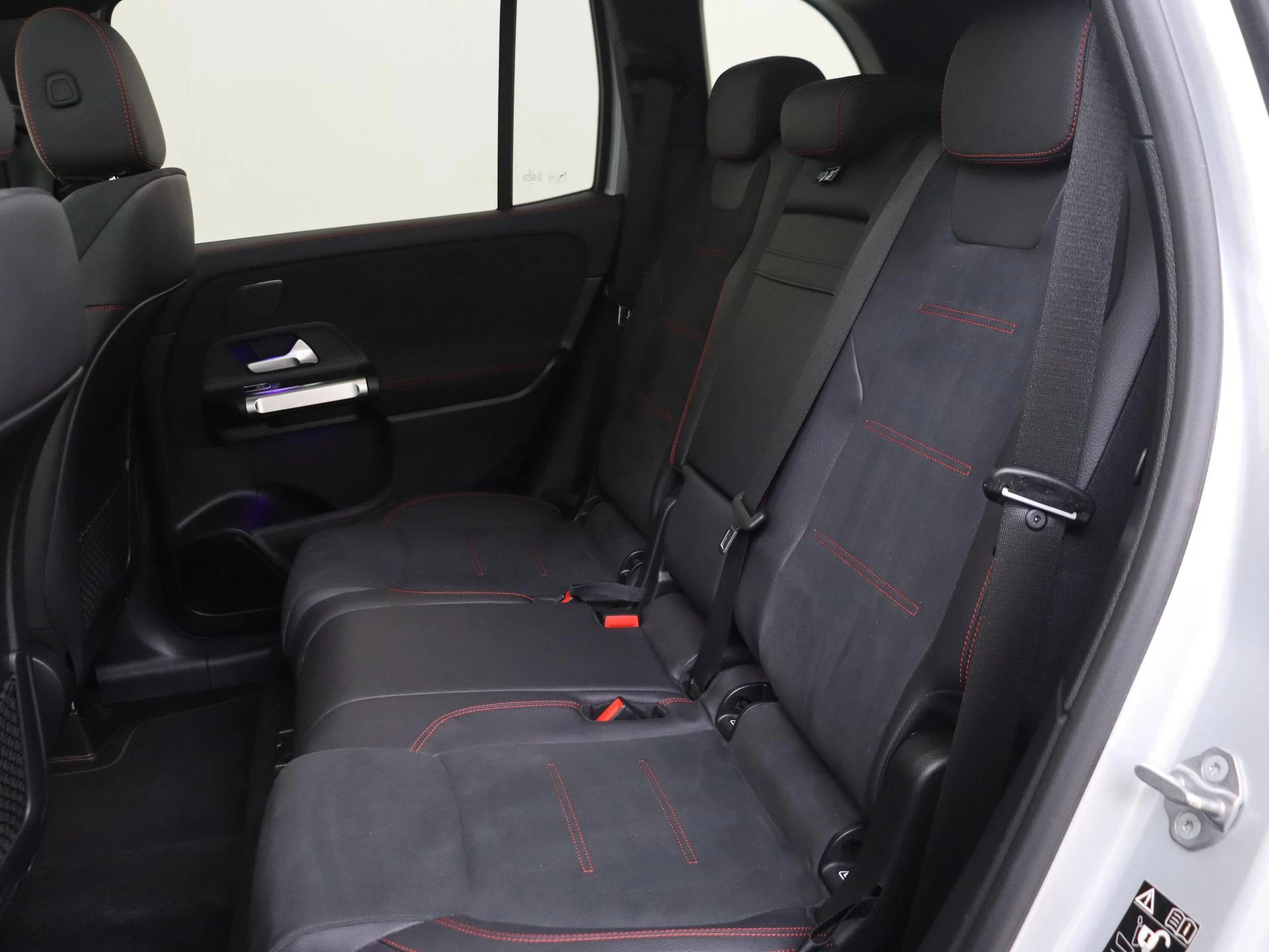 Mercedes-Benz-GLB-image-11
