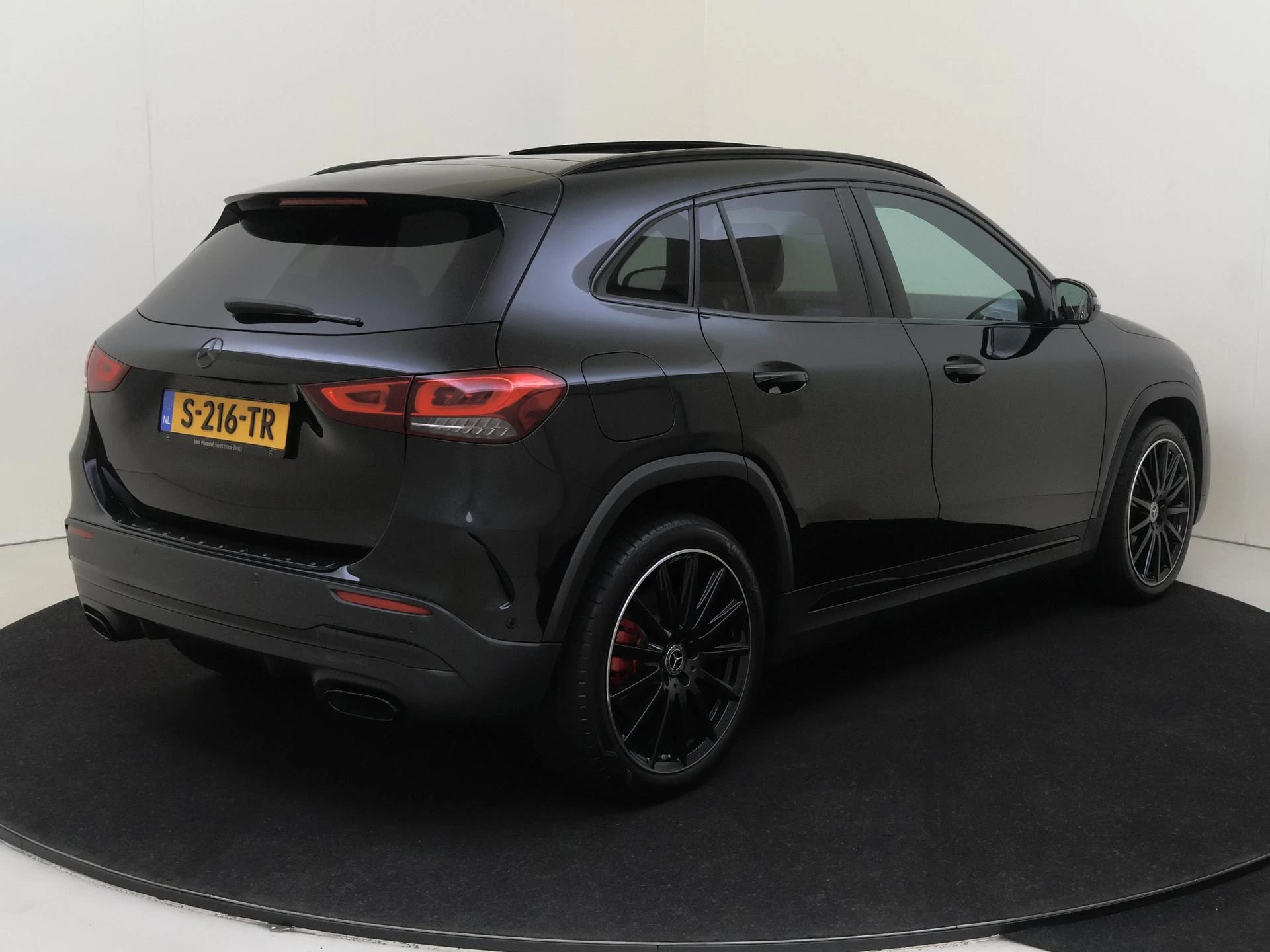 Mercedes-Benz-GLA-image-1