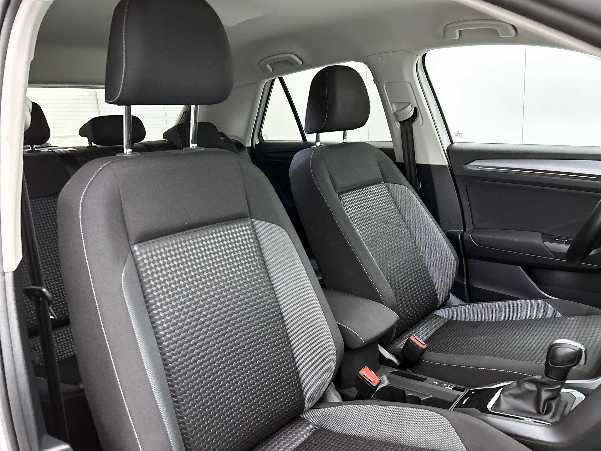Volkswagen-T-Roc-image-29