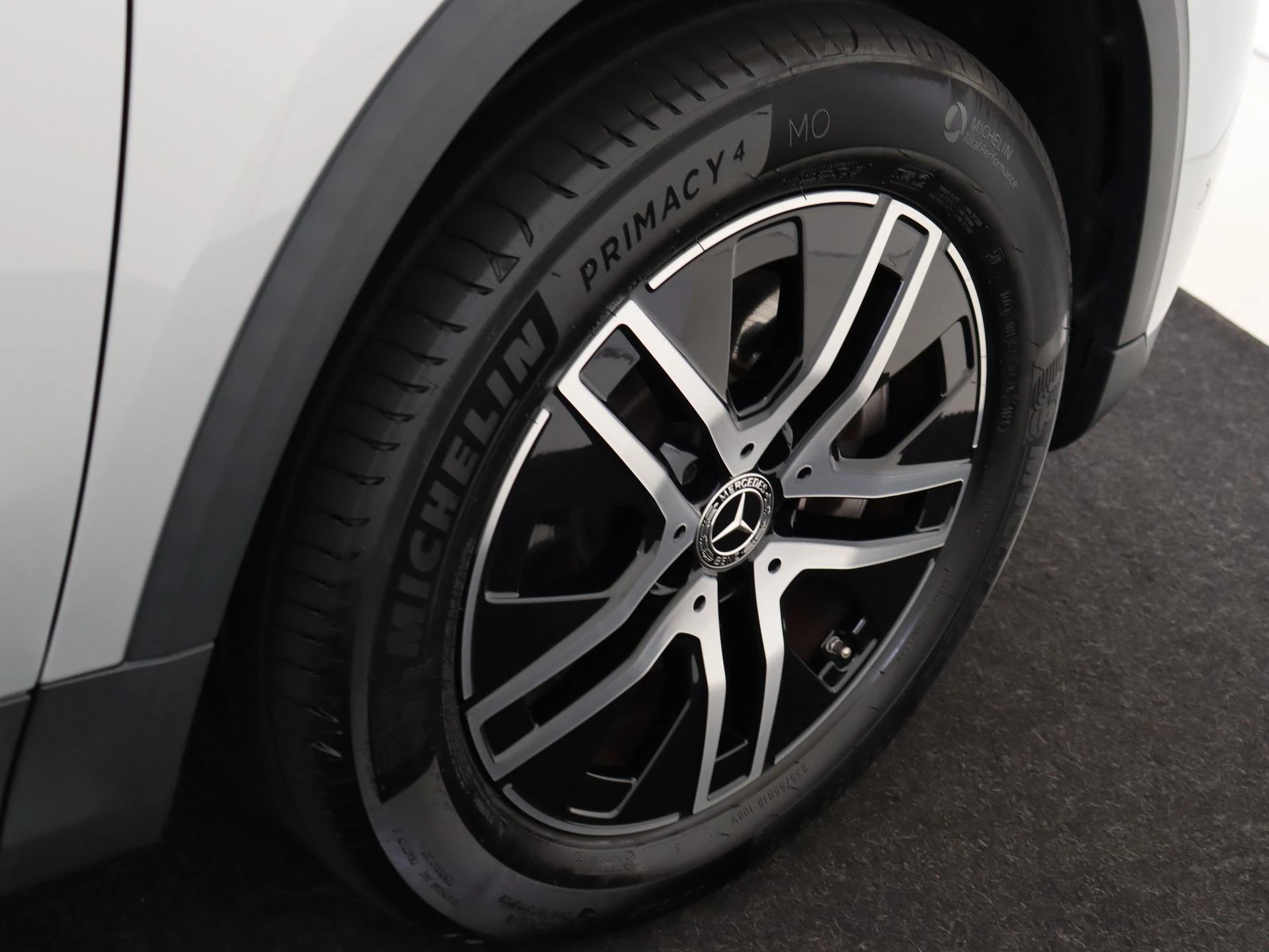 Mercedes-Benz-GLA-image-28