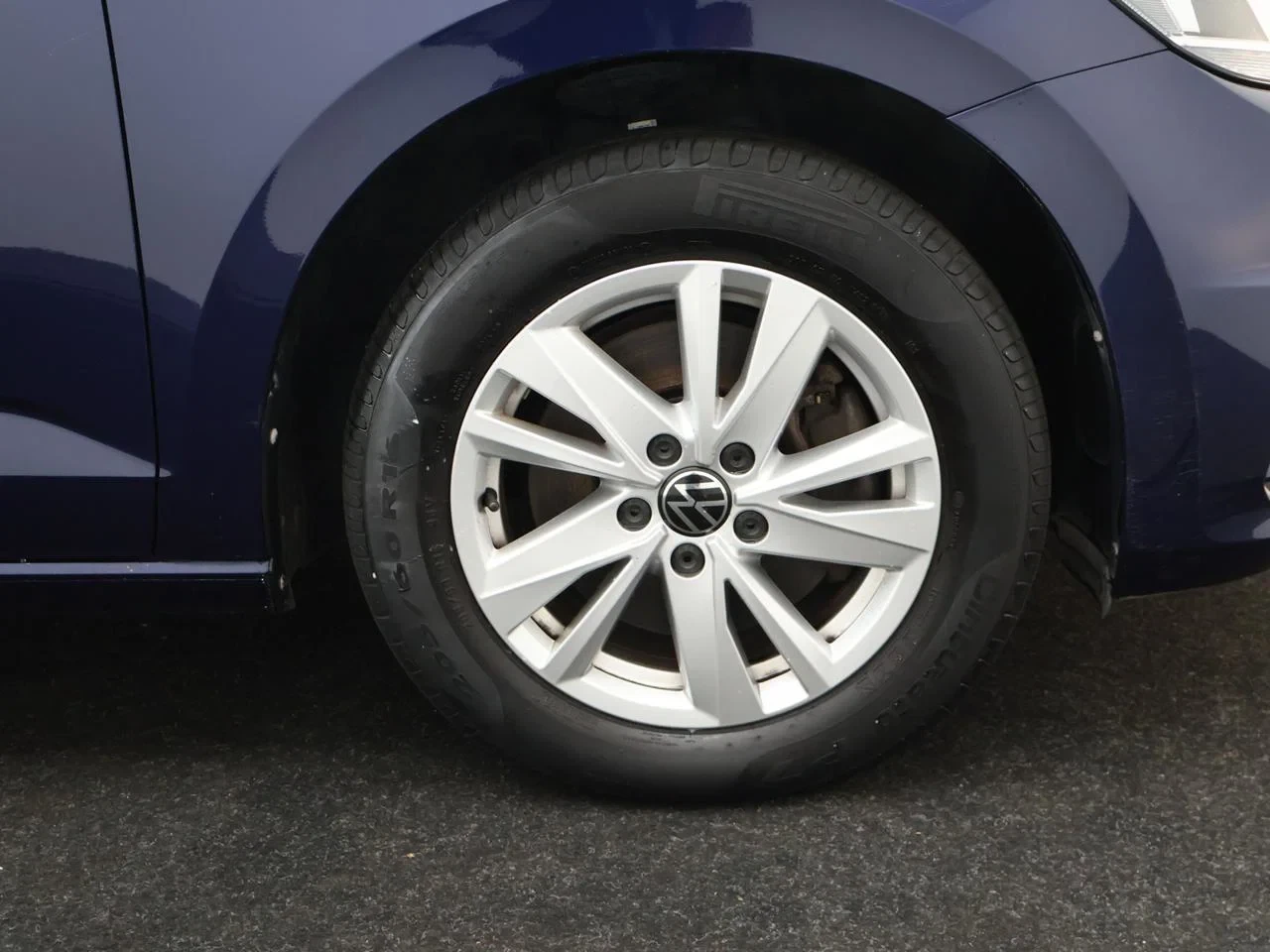 Volkswagen-Touran-image-2